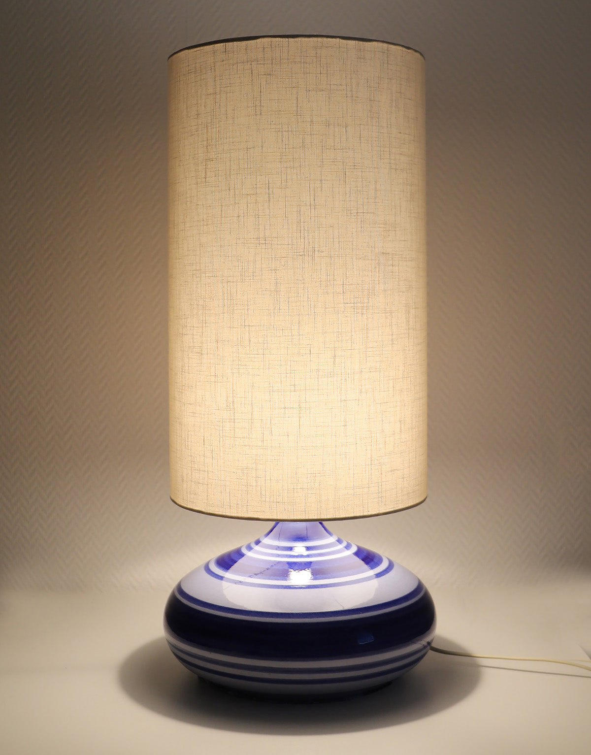Lampe à poser, pied rayé en céramique bleu et abat-jour uni