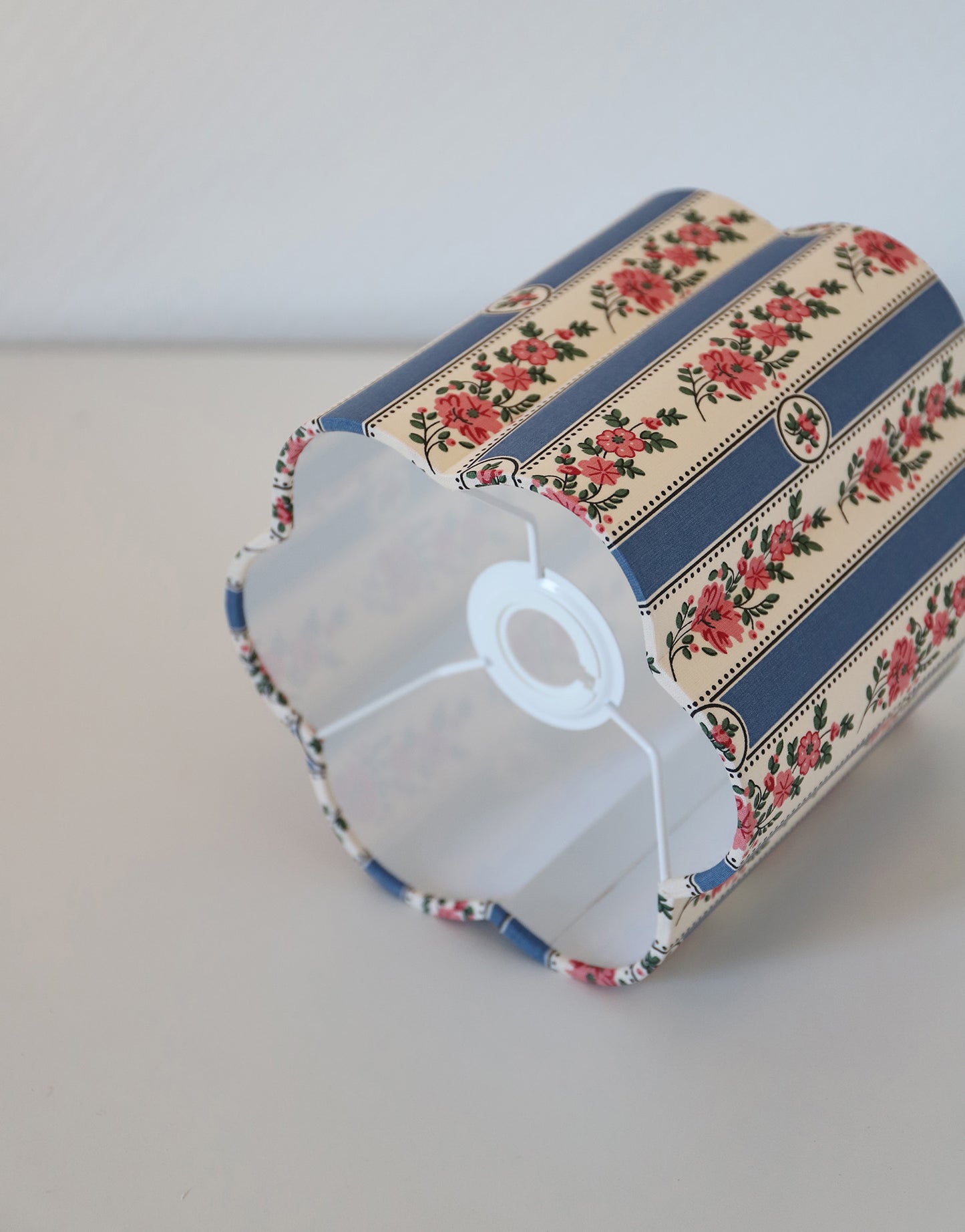 Lampe à poser vintage, pied boule années '80 et abat-jour imprimé