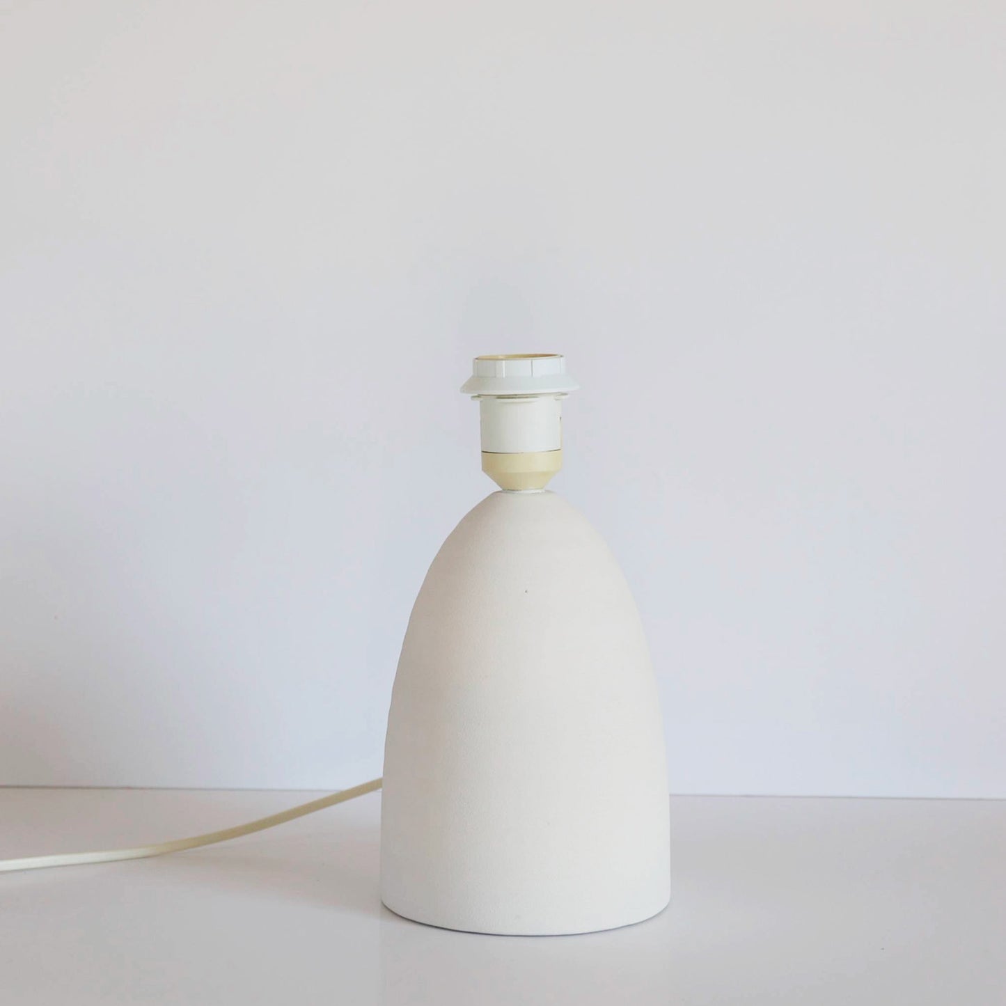 Petite lampe à poser avec pied en céramique et abat-jour coolie imprimé