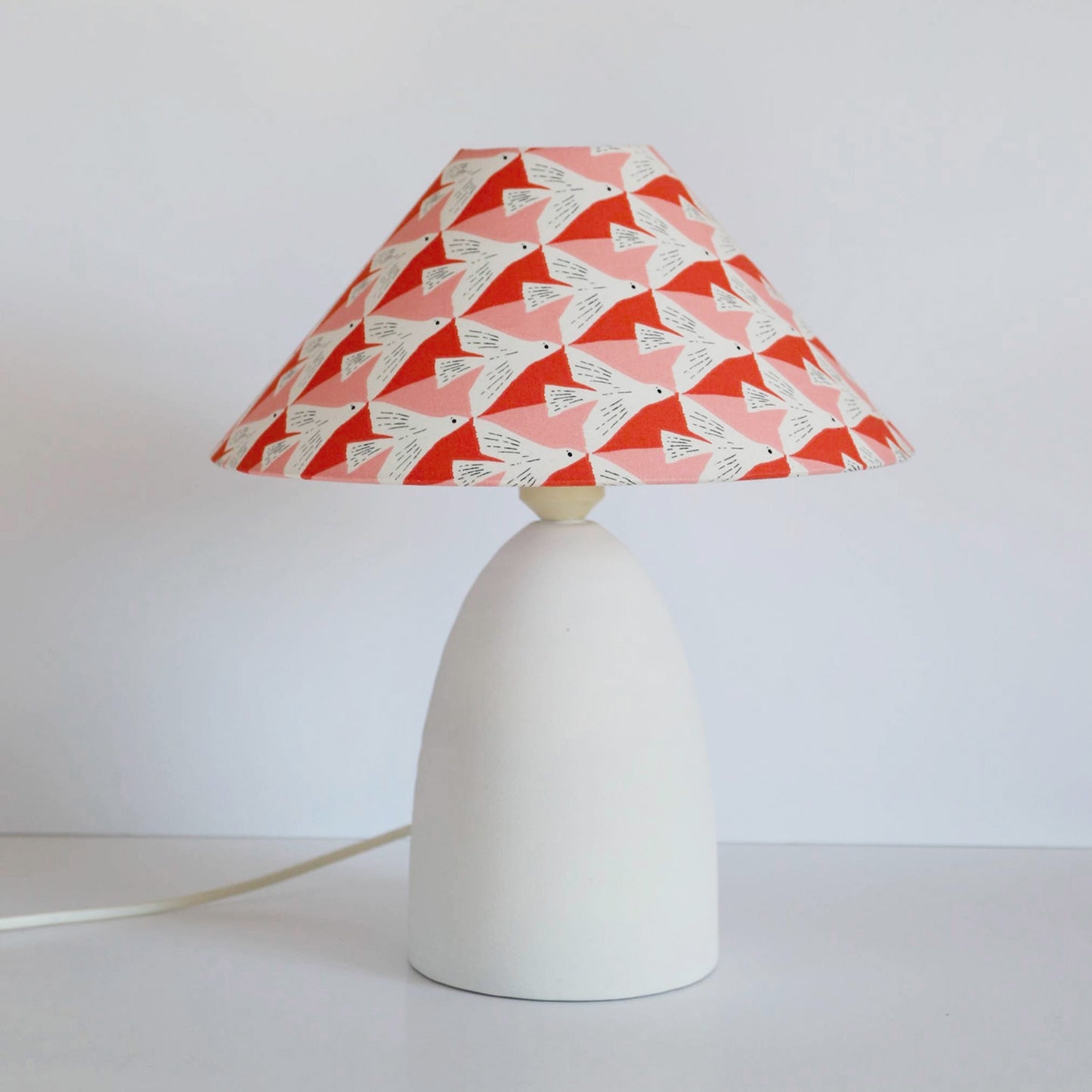 Petite lampe à poser avec pied en céramique et abat-jour coolie imprimé