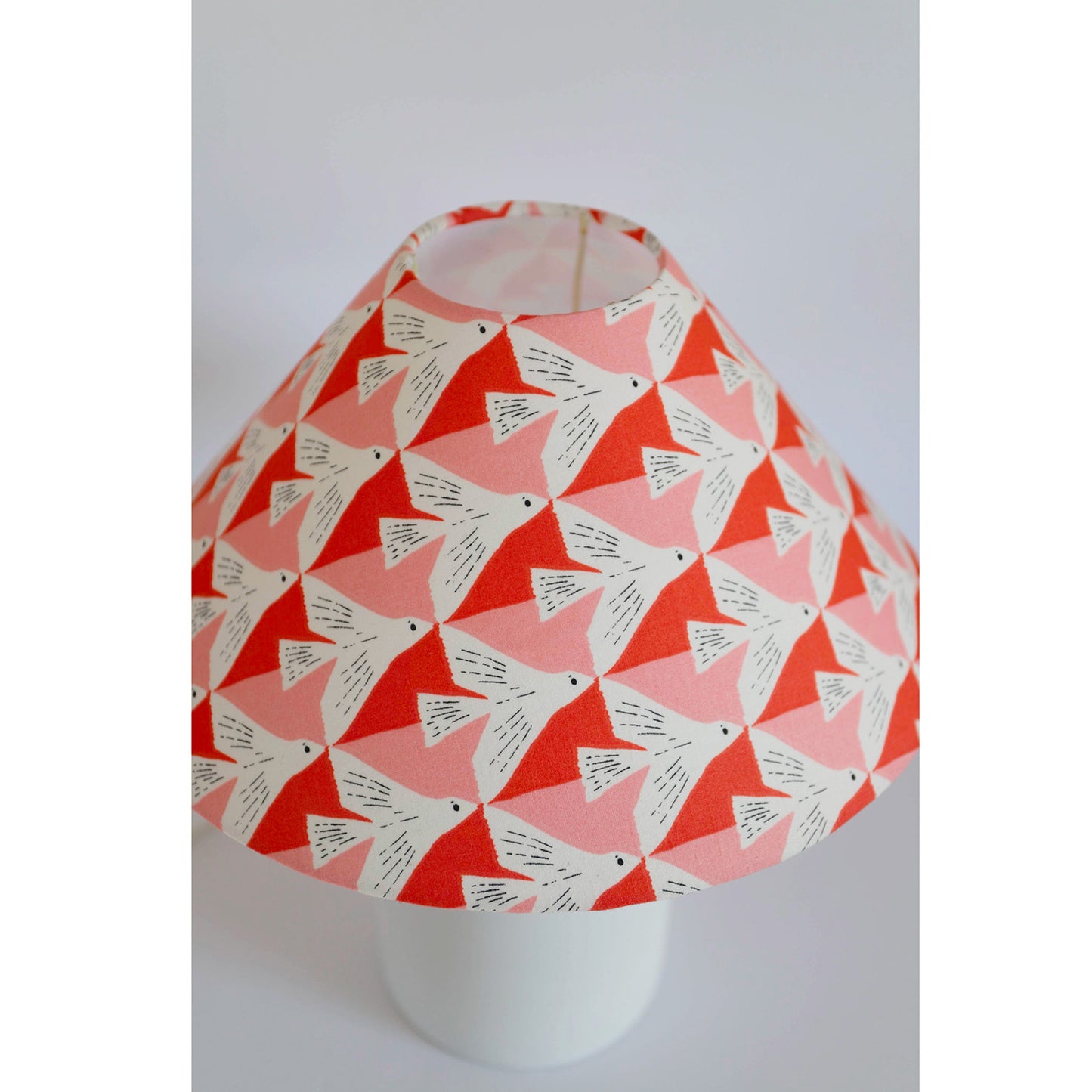 Petite lampe à poser avec pied en céramique et abat-jour coolie imprimé