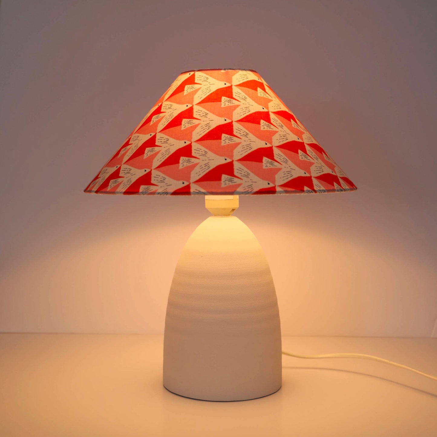 Petite lampe à poser avec pied en céramique et abat-jour coolie imprimé