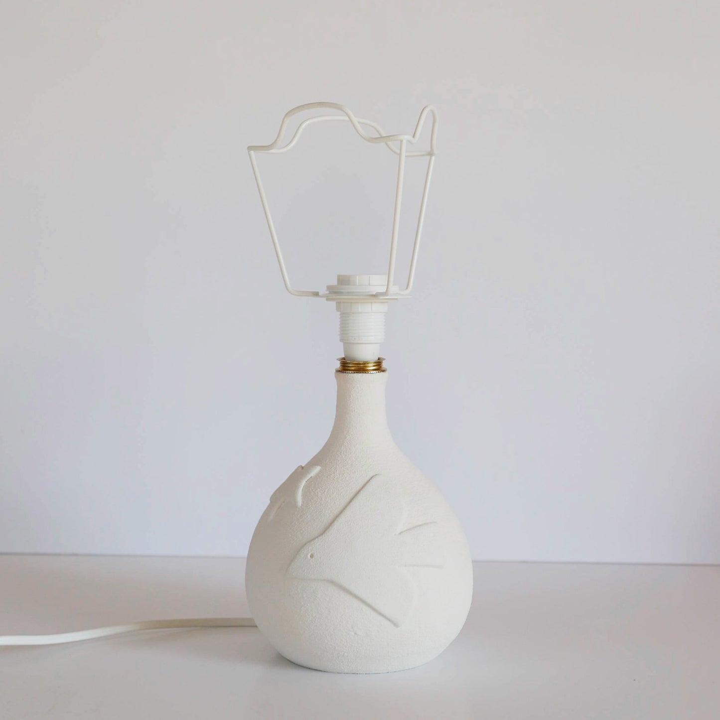 Petite lampe à poser avec pied en céramique et abat-jour festonné imprimé