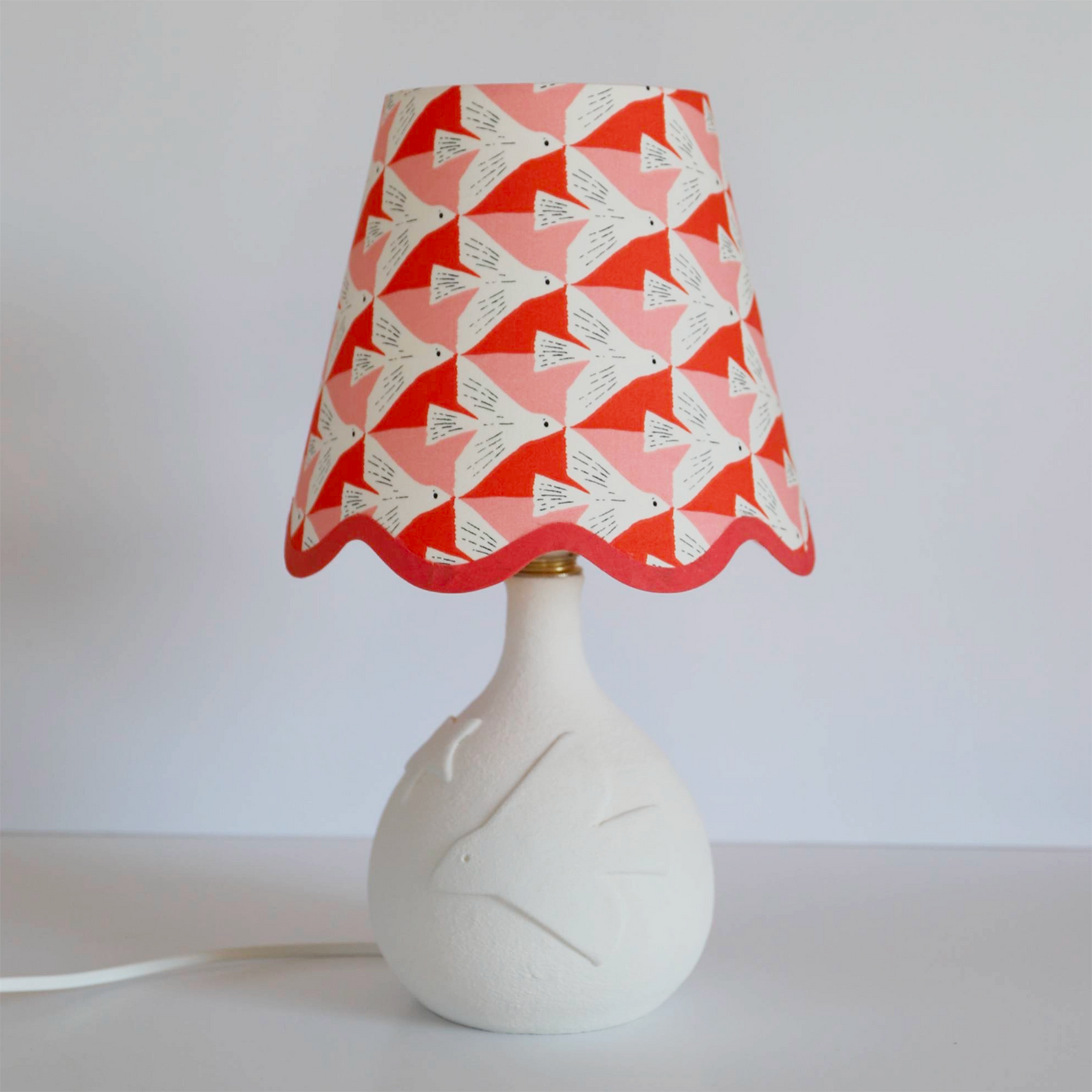 Petite lampe à poser avec pied en céramique et abat-jour festonné imprimé