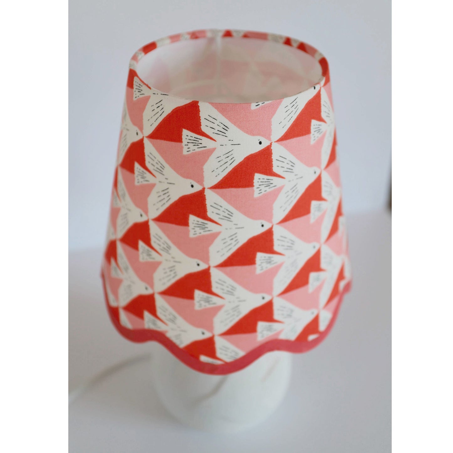 Petite lampe à poser avec pied en céramique et abat-jour festonné imprimé