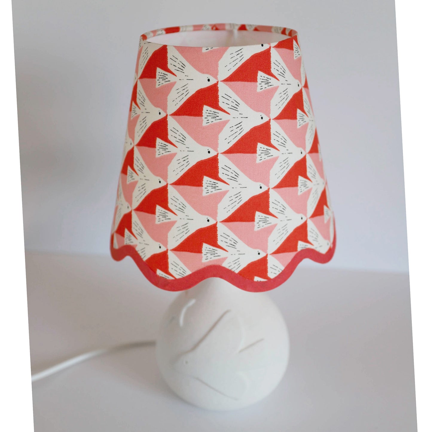 Petite lampe à poser avec pied en céramique et abat-jour festonné imprimé