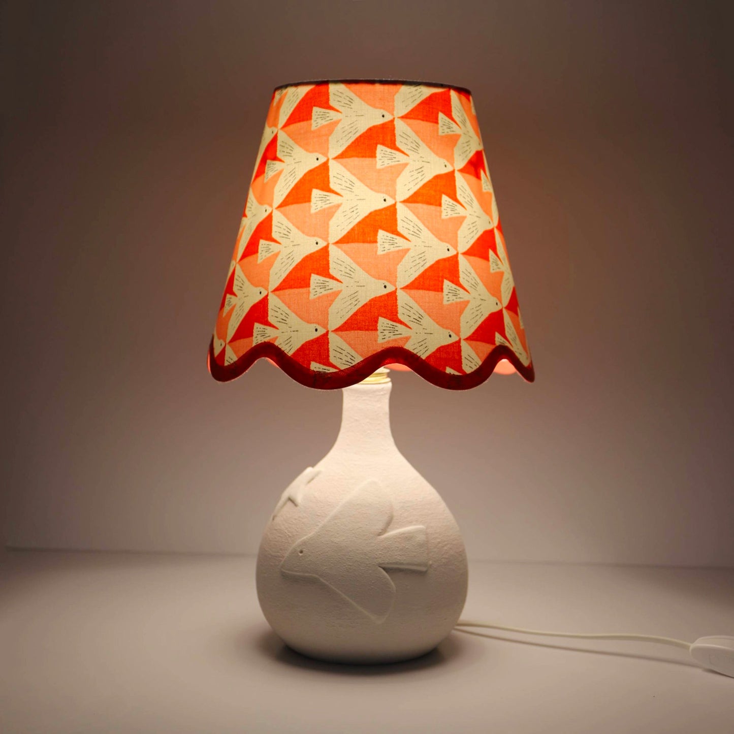 Petite lampe à poser avec pied en céramique et abat-jour festonné imprimé