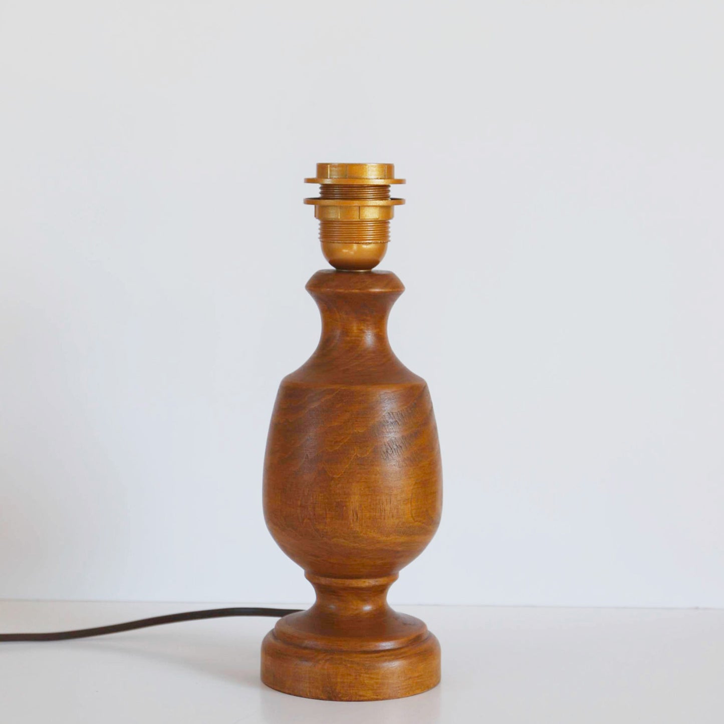 Lampe à poser, pied en bois et abat-jour oval imprimé