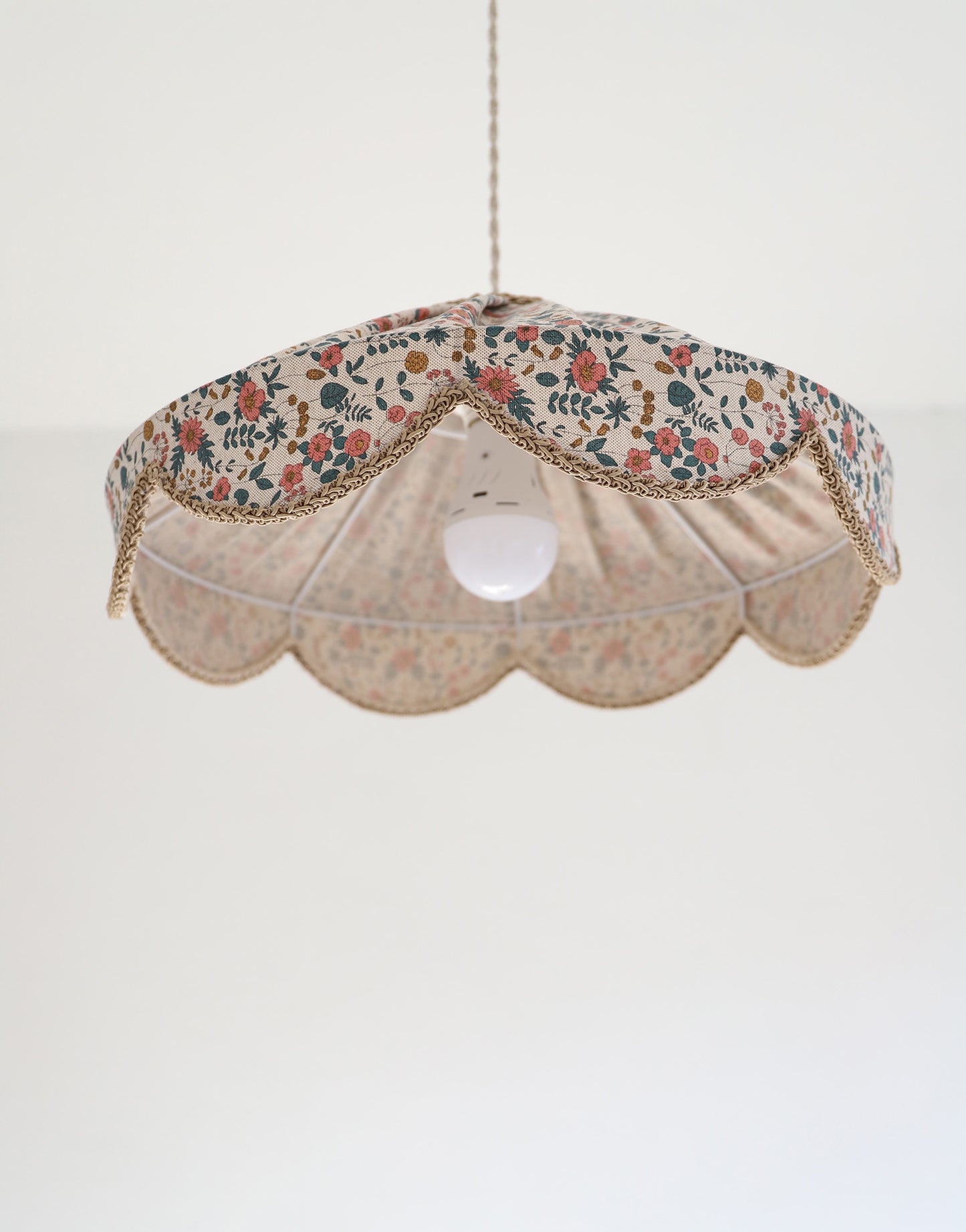 Suspension forme florale Cosette imprimée "english garden"