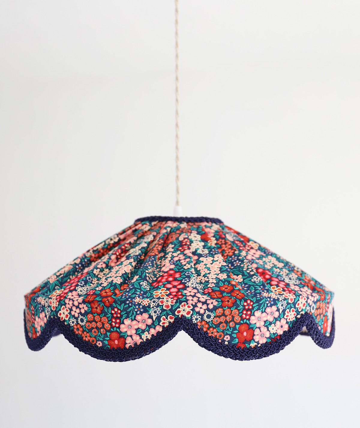 Suspension forme florale Cosette imprimée "mille fleurs"