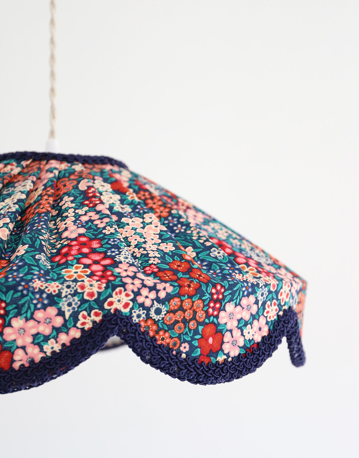 Suspension forme florale Cosette imprimée "mille fleurs"