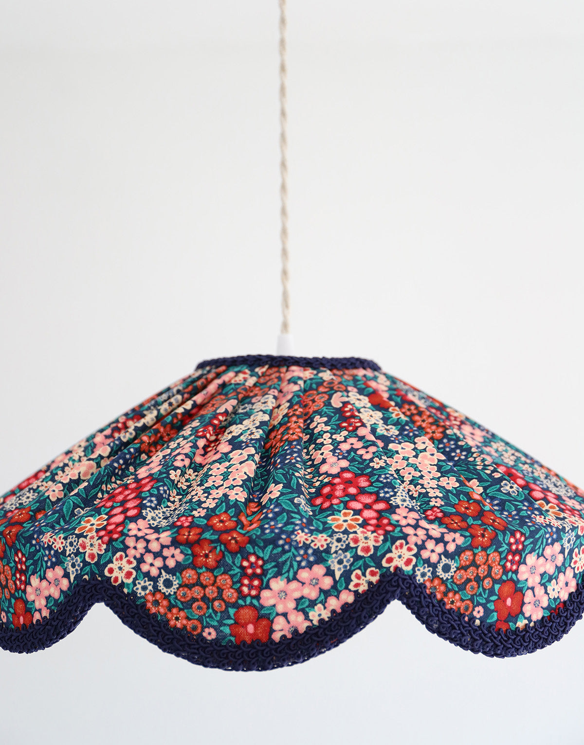Suspension forme florale Cosette imprimée "mille fleurs"