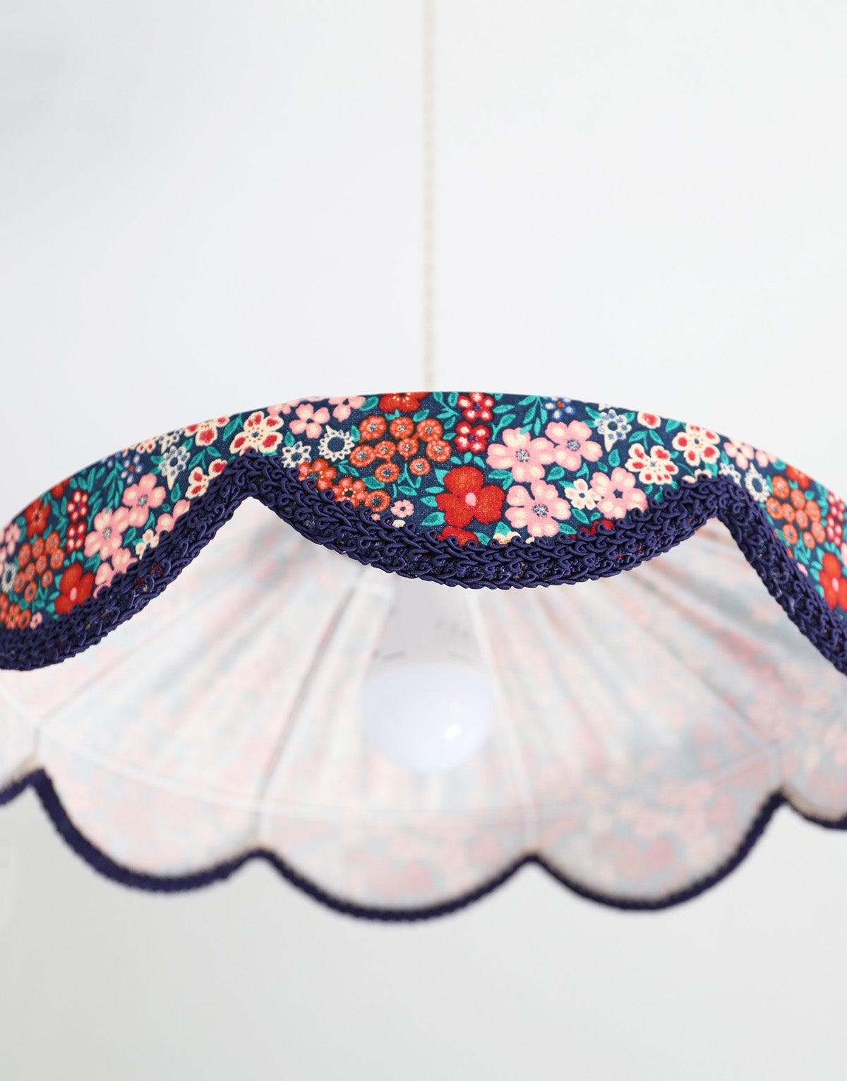 Suspension forme florale Cosette imprimée "mille fleurs"