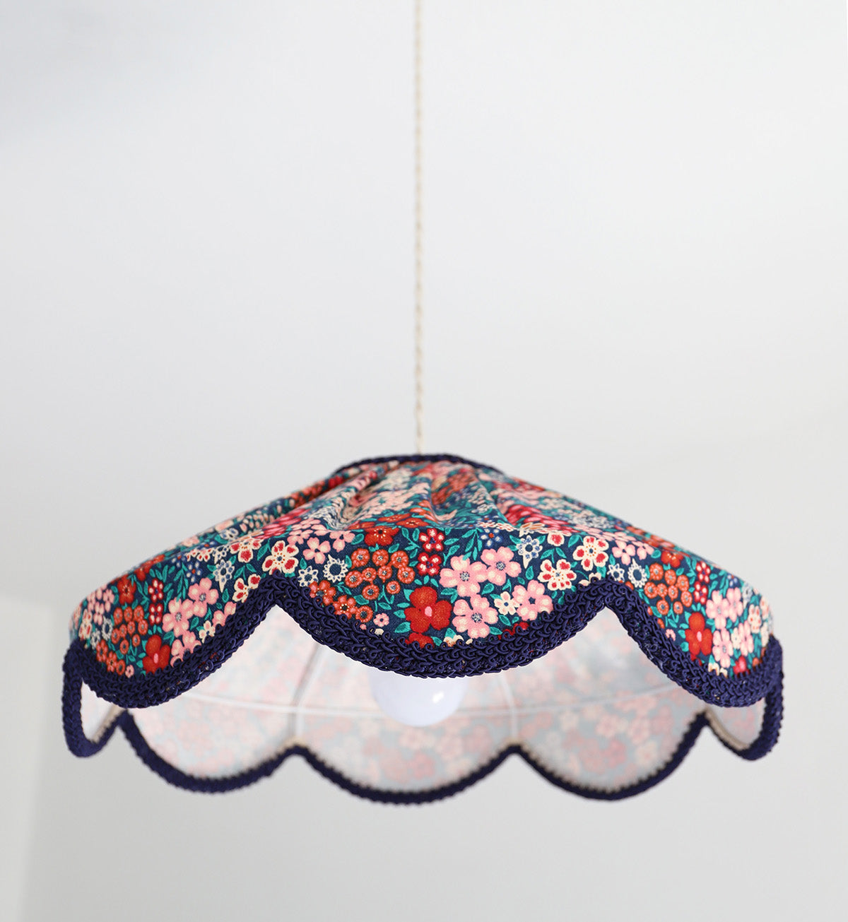 Suspension forme florale Cosette imprimée "mille fleurs"