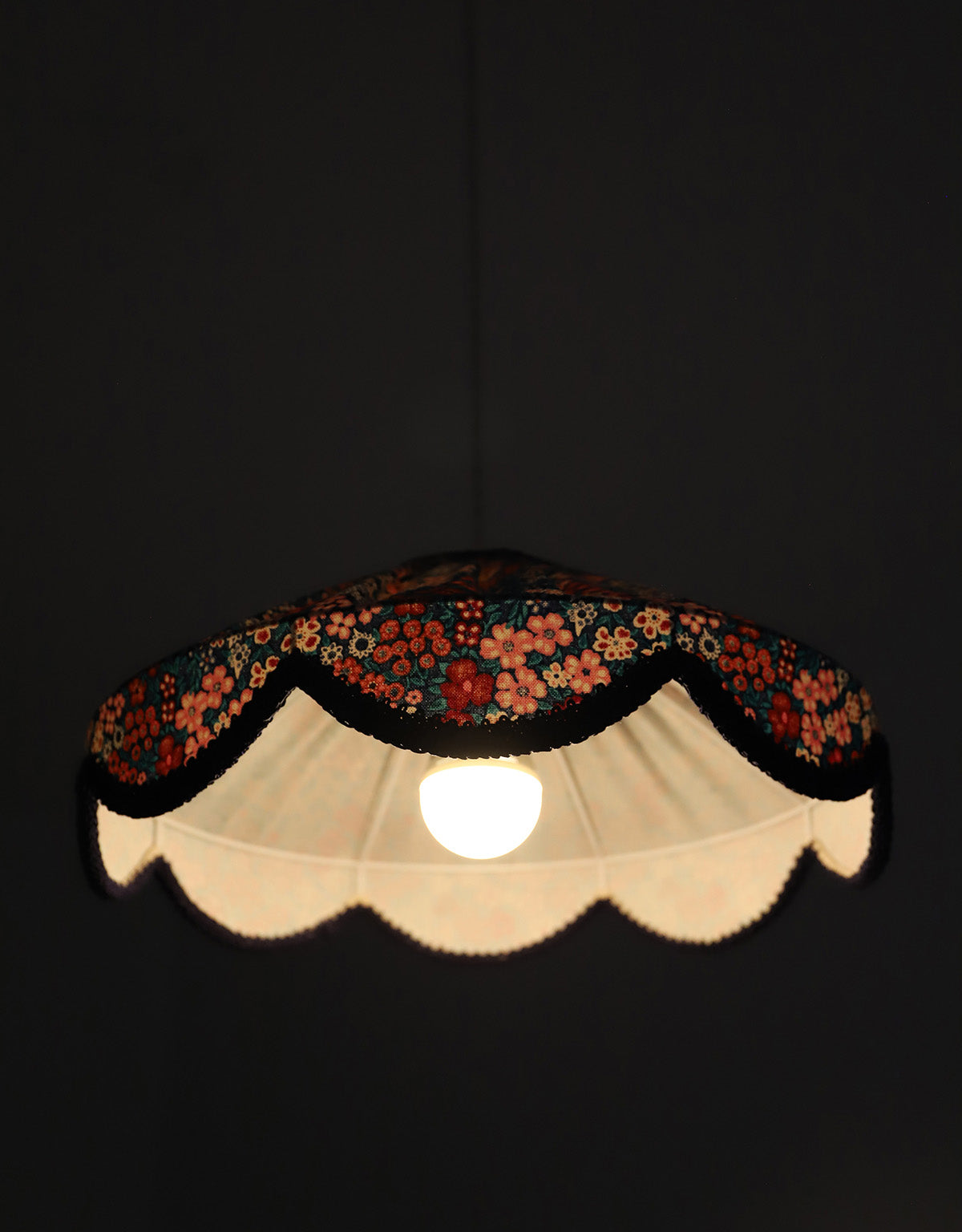 Suspension forme florale Cosette imprimée "mille fleurs"