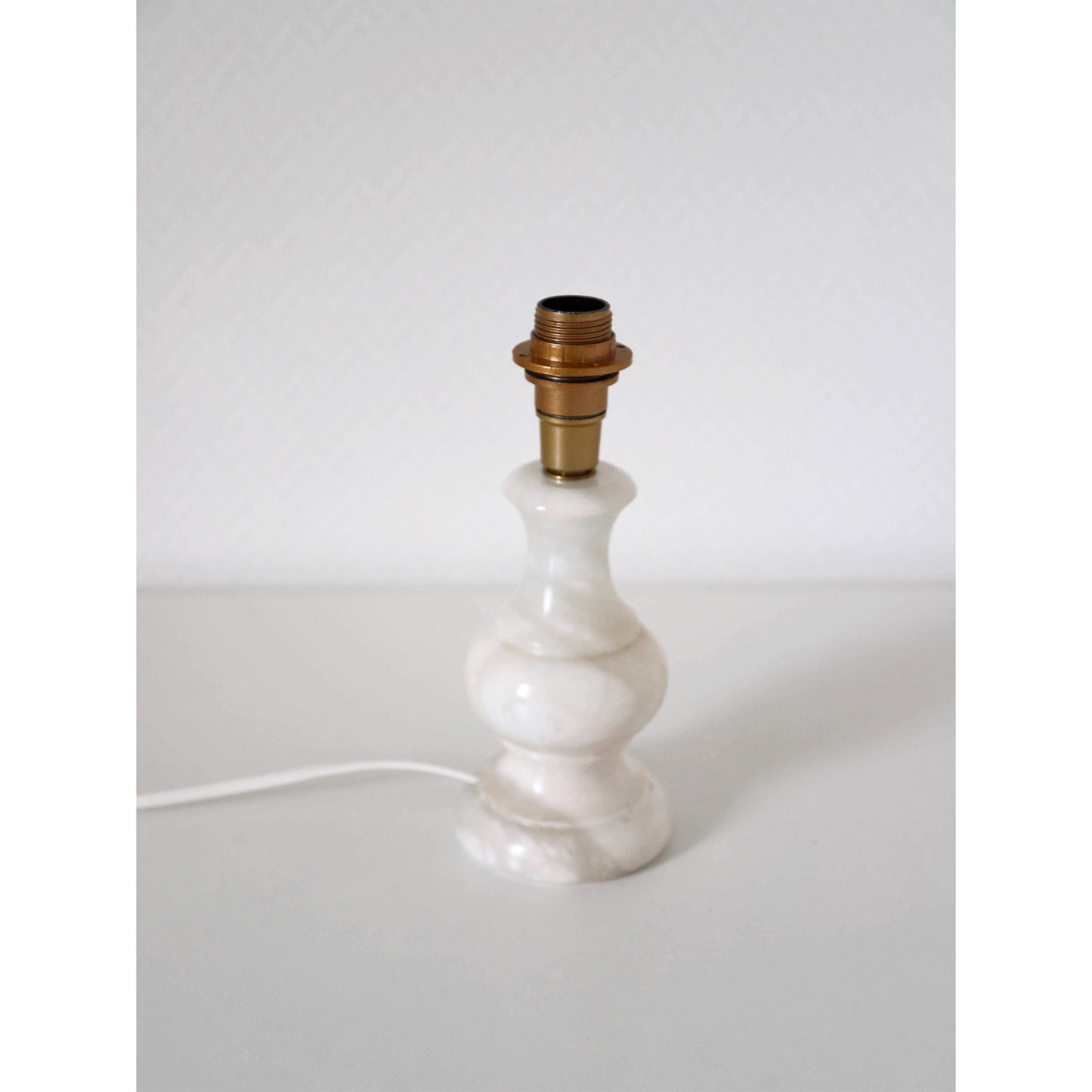 Petite lampe à poser ancienne, pied en marbre et abat-jour imprimé