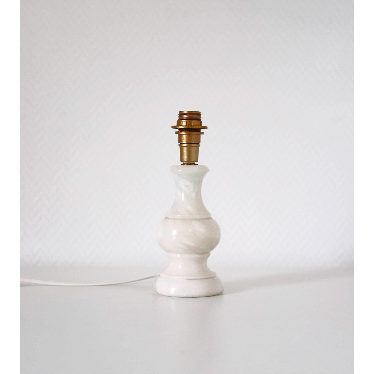 Petite lampe à poser ancienne, pied en marbre et abat-jour imprimé
