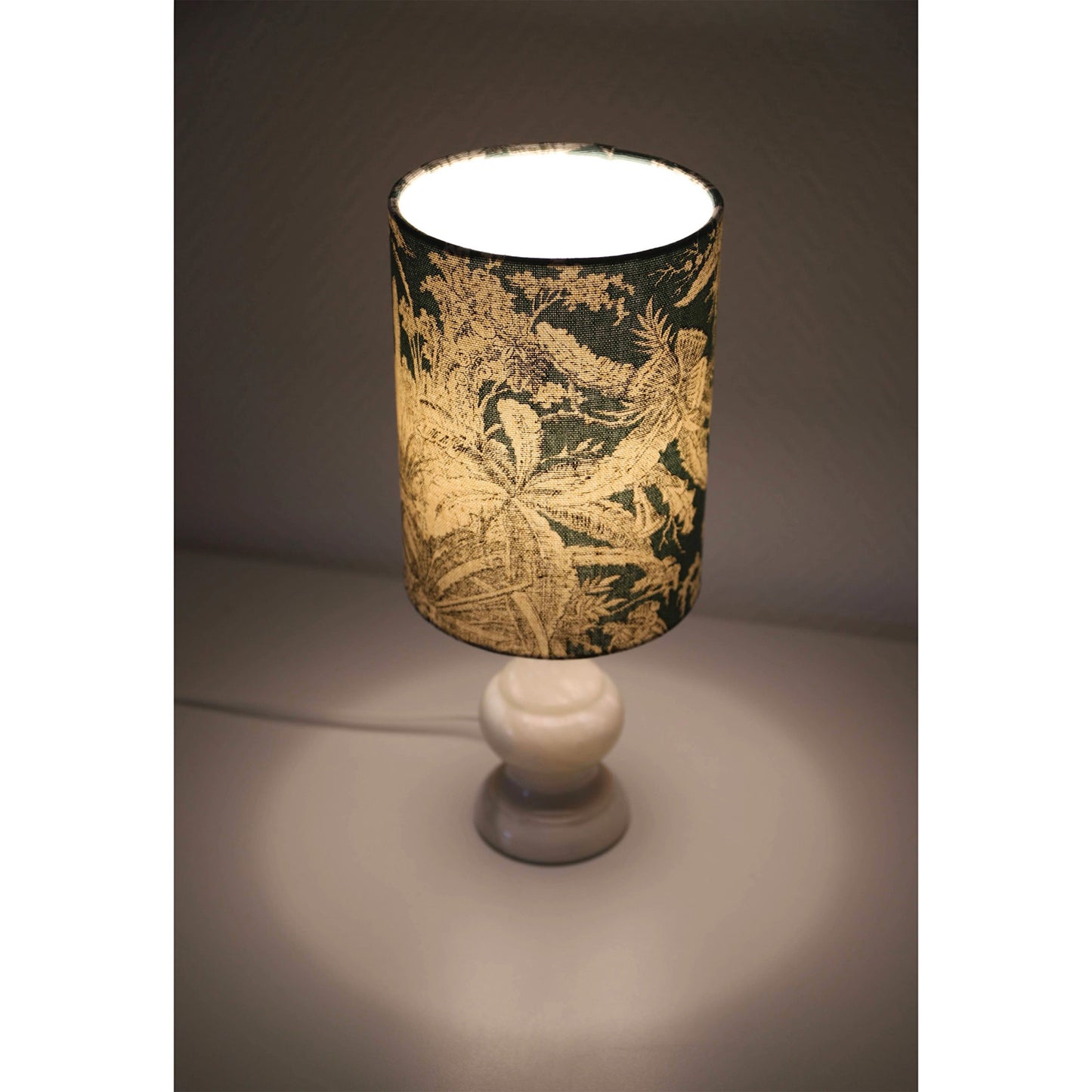 Petite lampe à poser ancienne, pied en marbre et abat-jour imprimé
