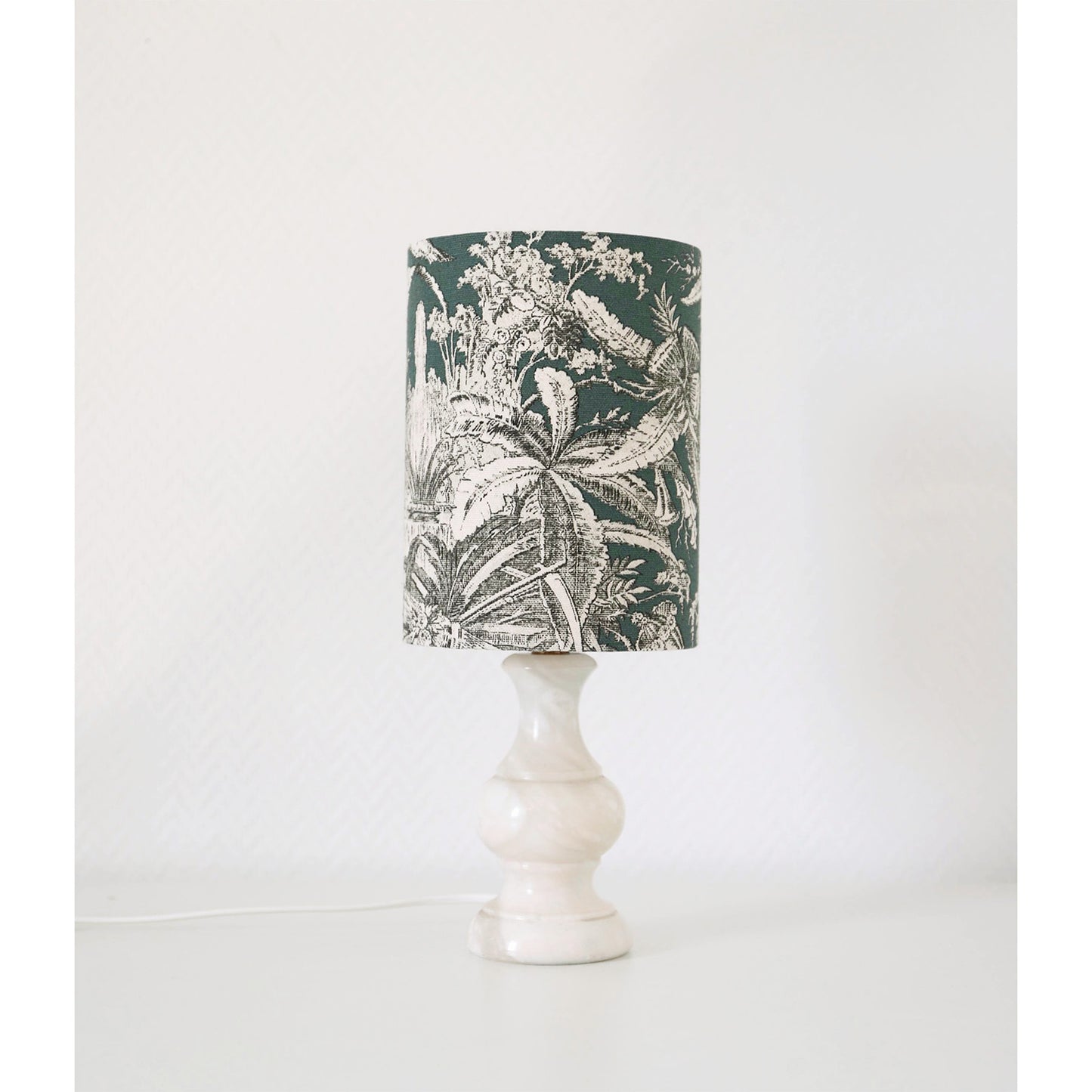 Petite lampe à poser ancienne, pied en marbre et abat-jour imprimé