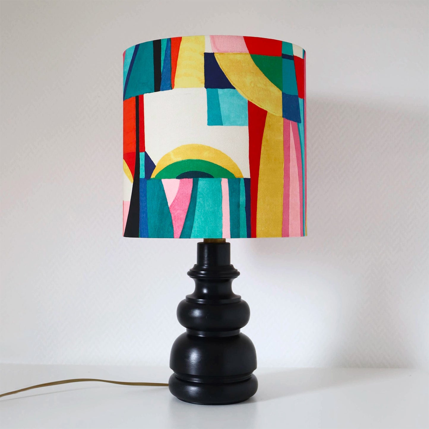Lampe à poser vintage, pied bois massif et abat-jour multicolore
