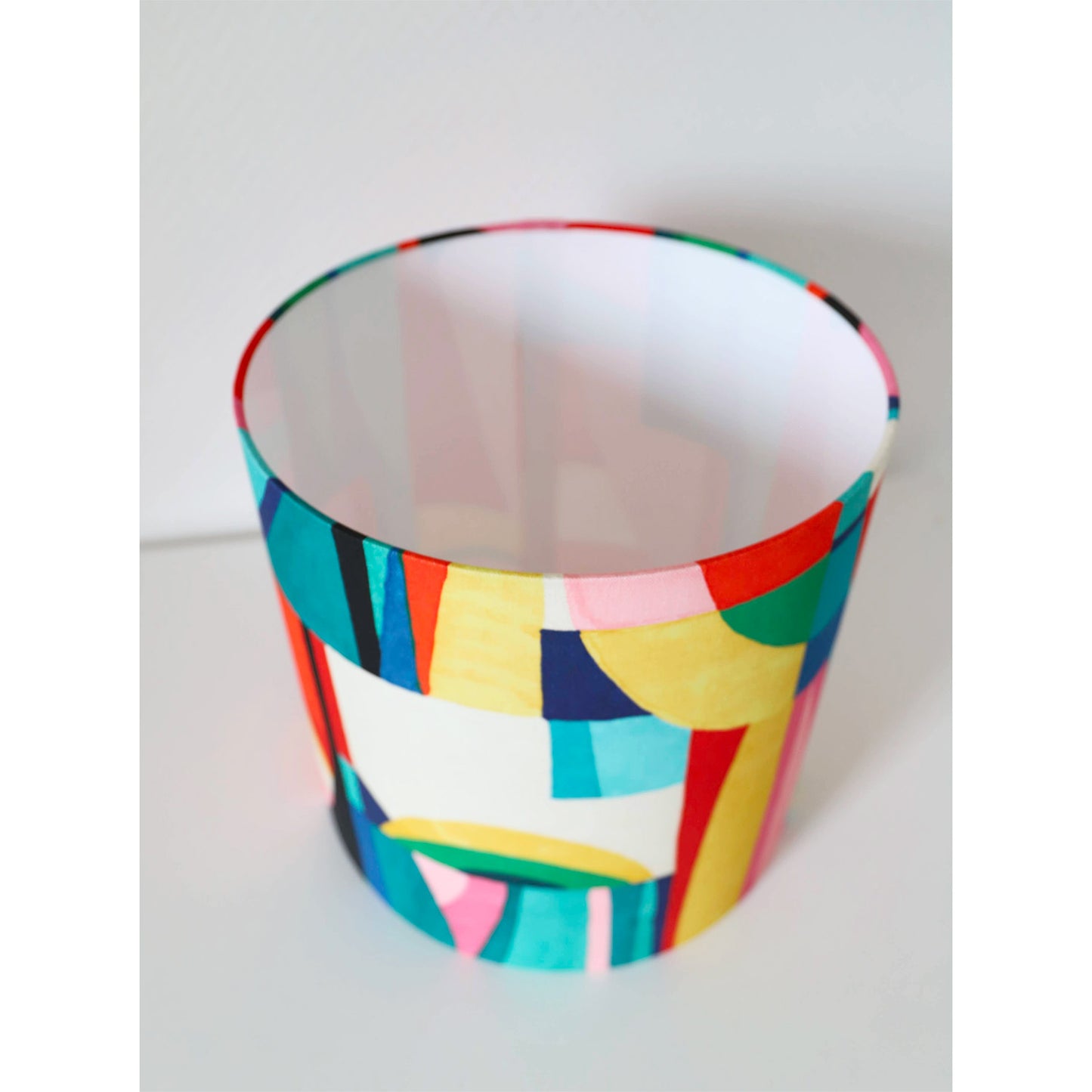 Lampe à poser vintage, pied bois massif et abat-jour multicolore
