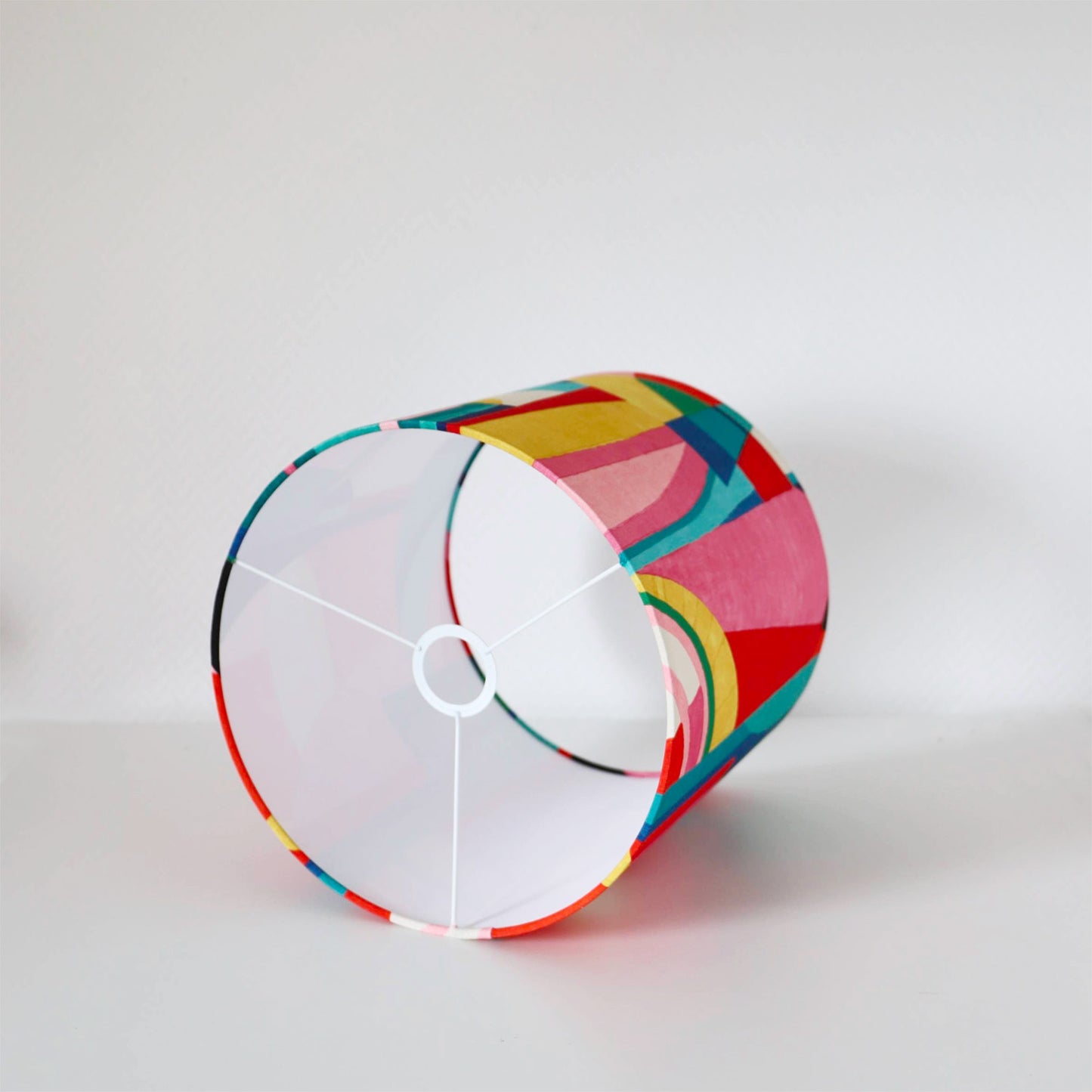 Lampe à poser vintage, pied bois massif et abat-jour multicolore