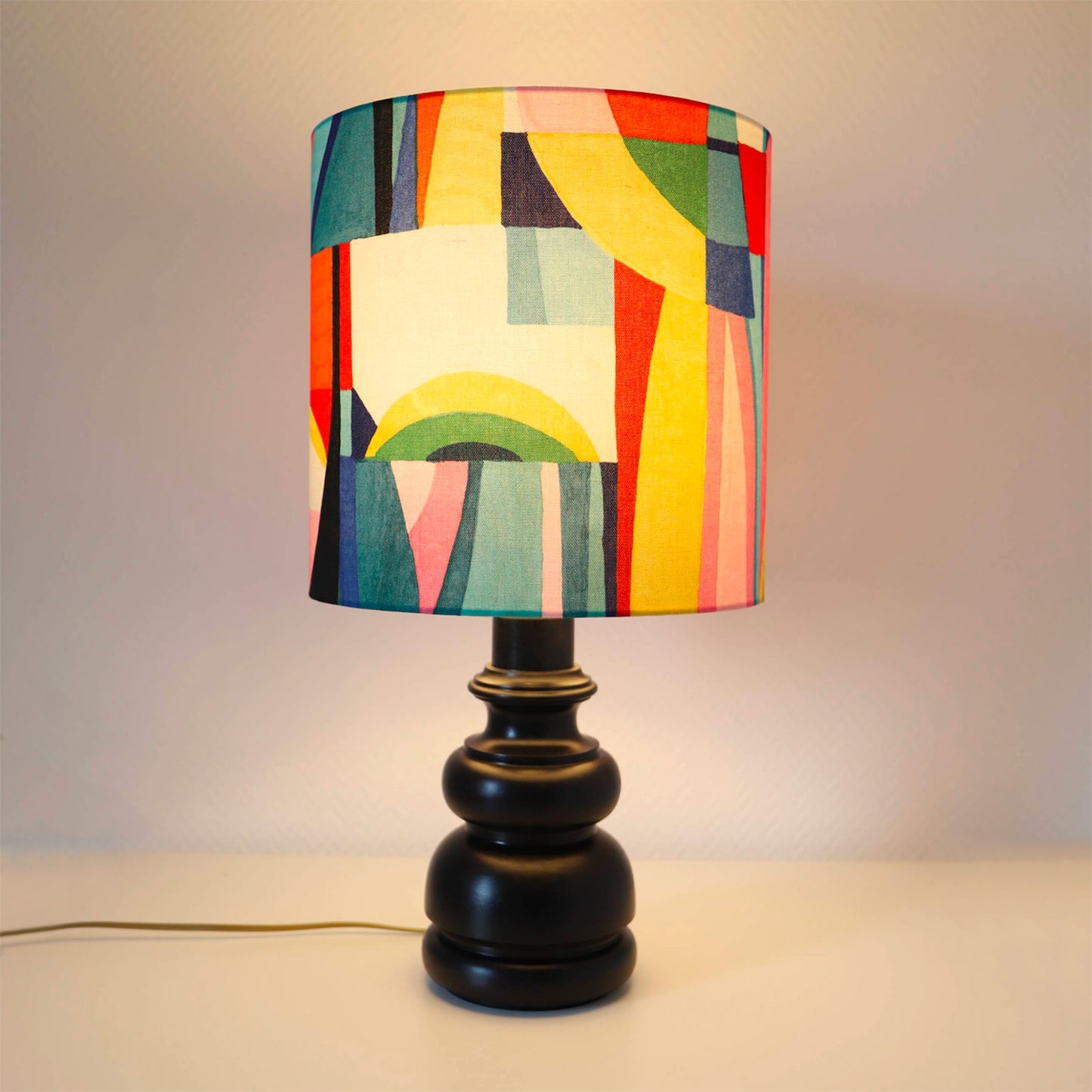 Lampe à poser vintage, pied bois massif et abat-jour multicolore