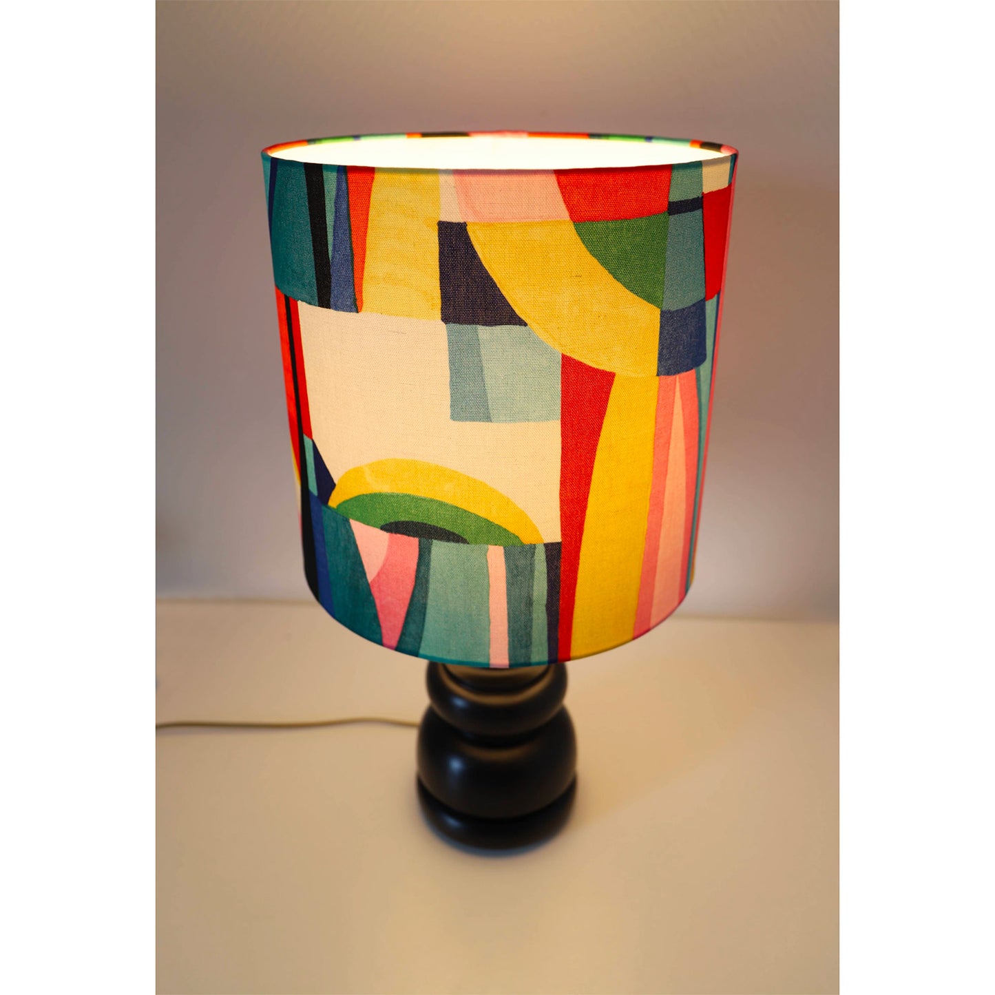 Lampe à poser vintage, pied bois massif et abat-jour multicolore