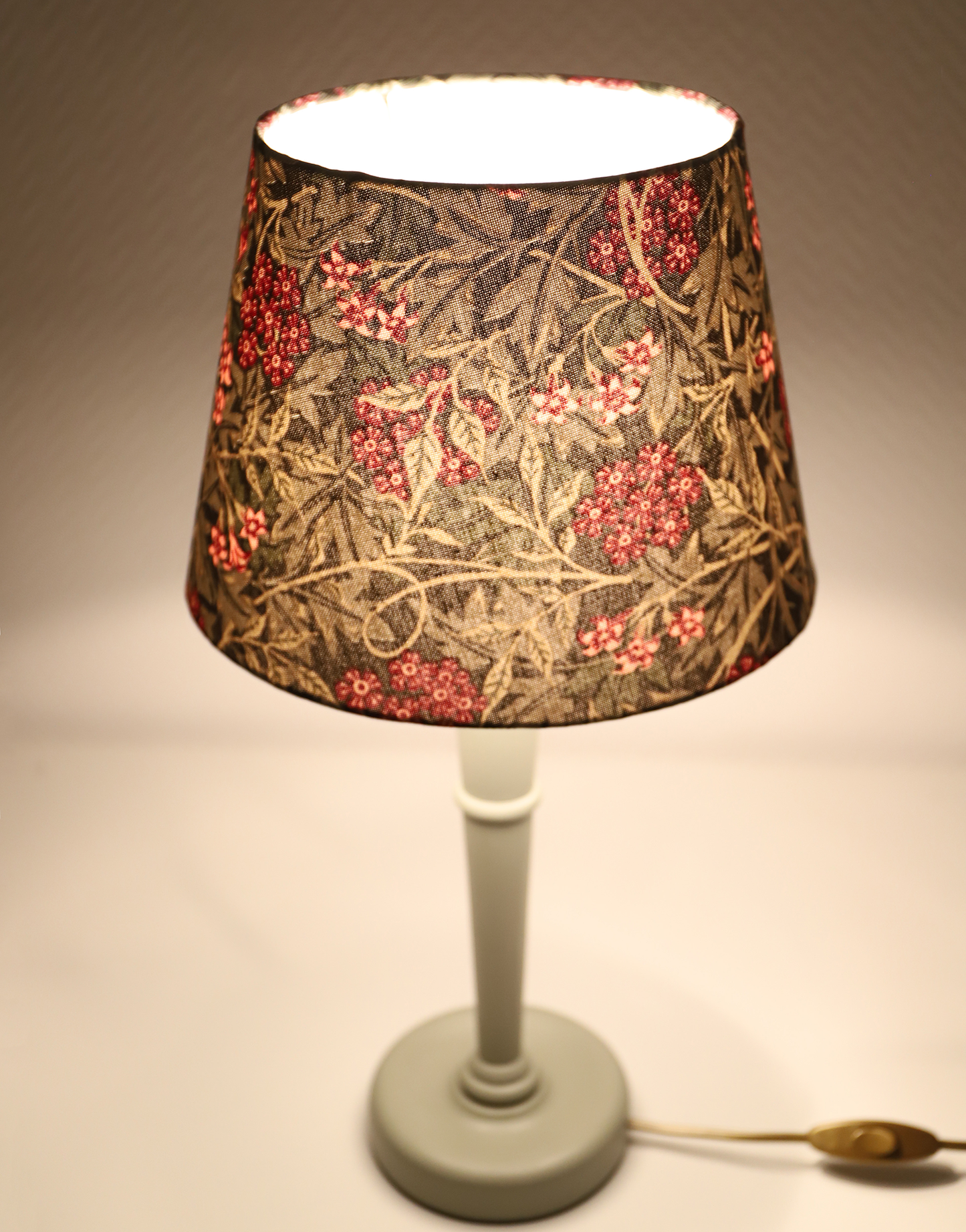 Lampe à poser, pied en bois et abat-jour ancien imprimé