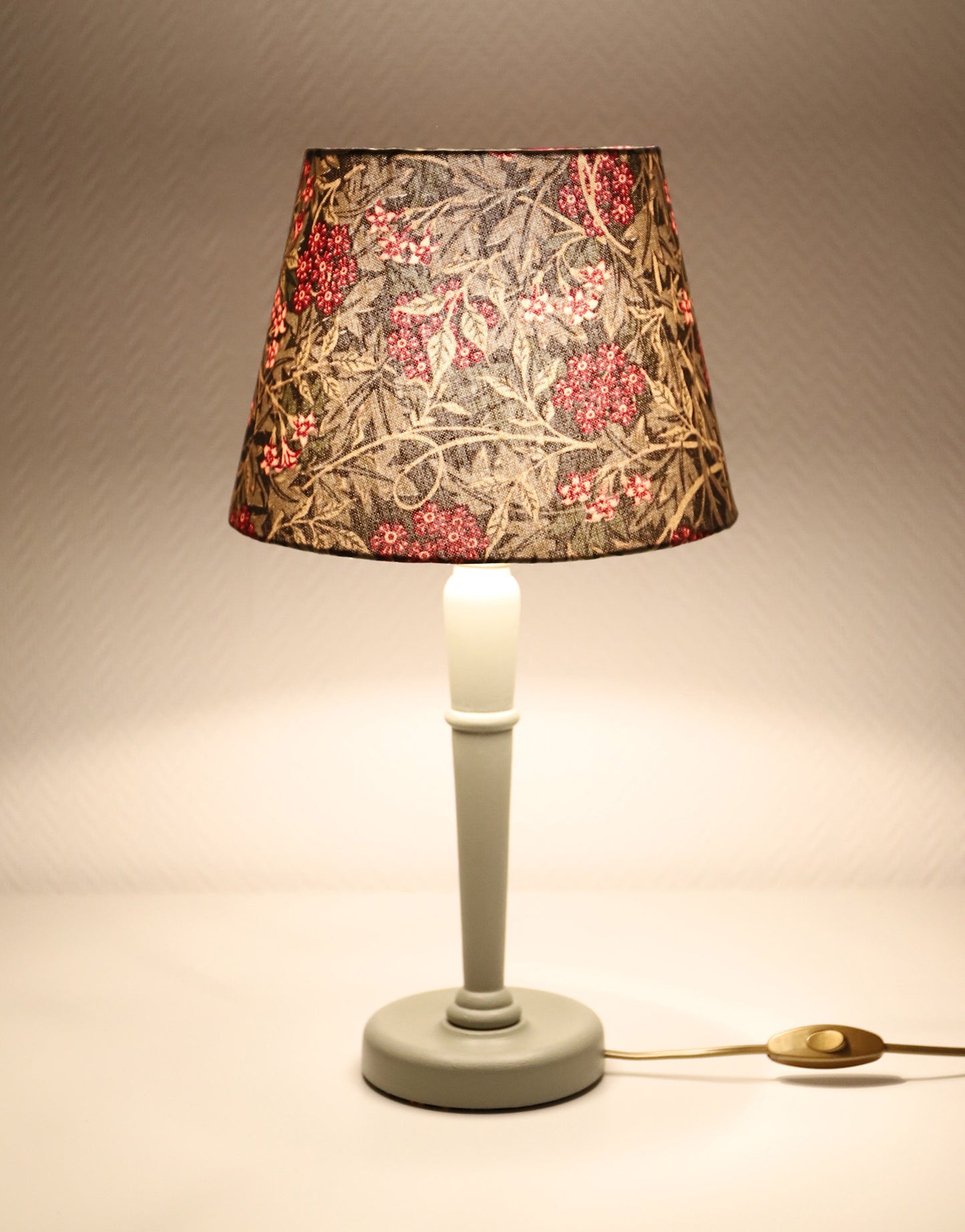 Lampe à poser, pied en bois et abat-jour ancien imprimé
