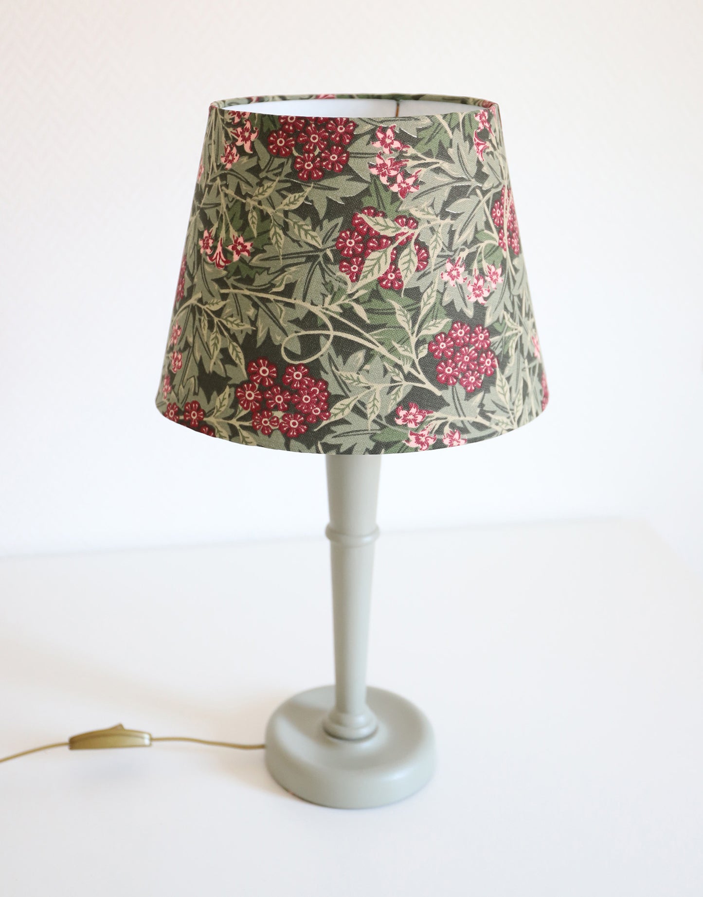 Lampe à poser, pied en bois et abat-jour ancien imprimé