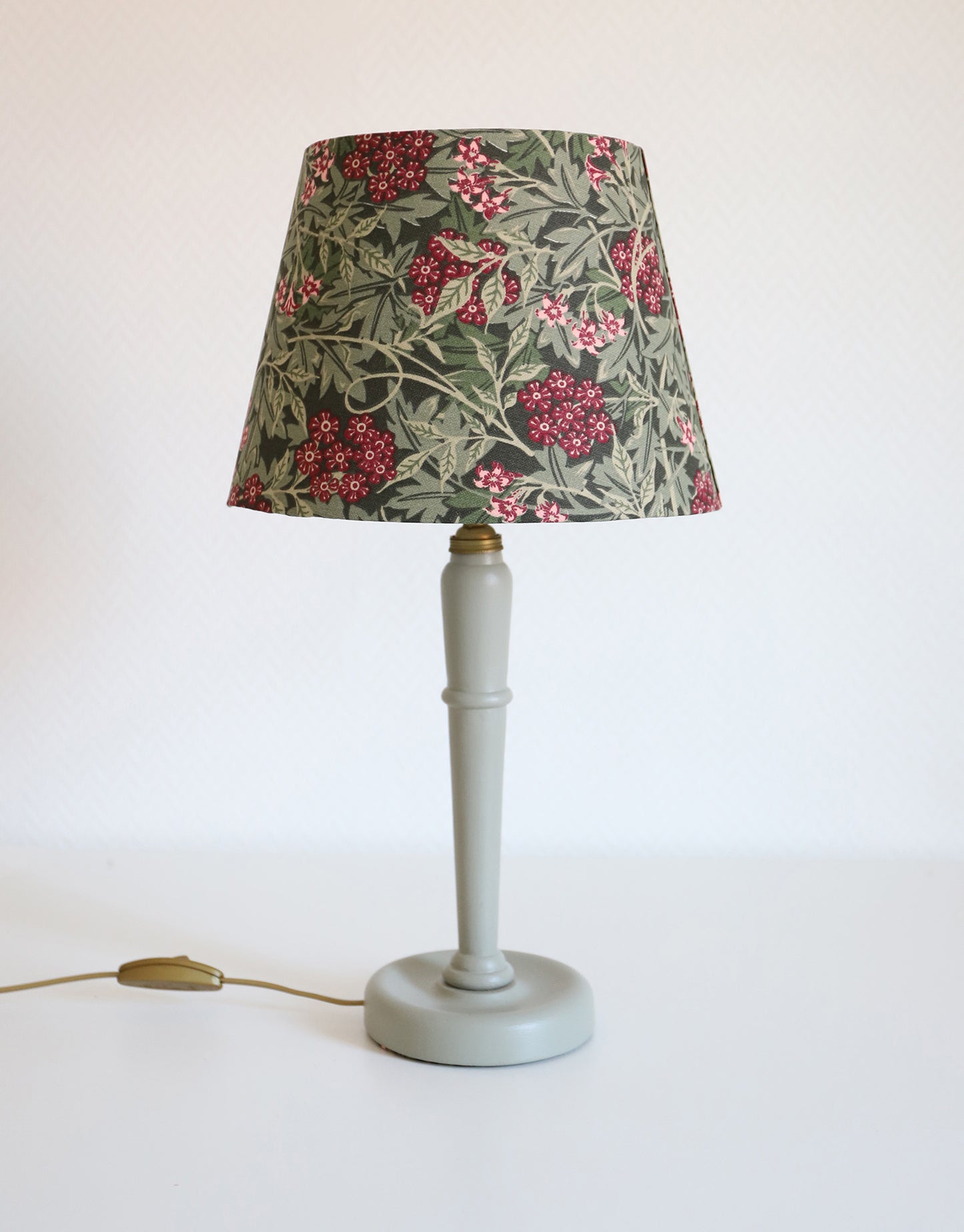 Lampe à poser, pied en bois et abat-jour ancien imprimé