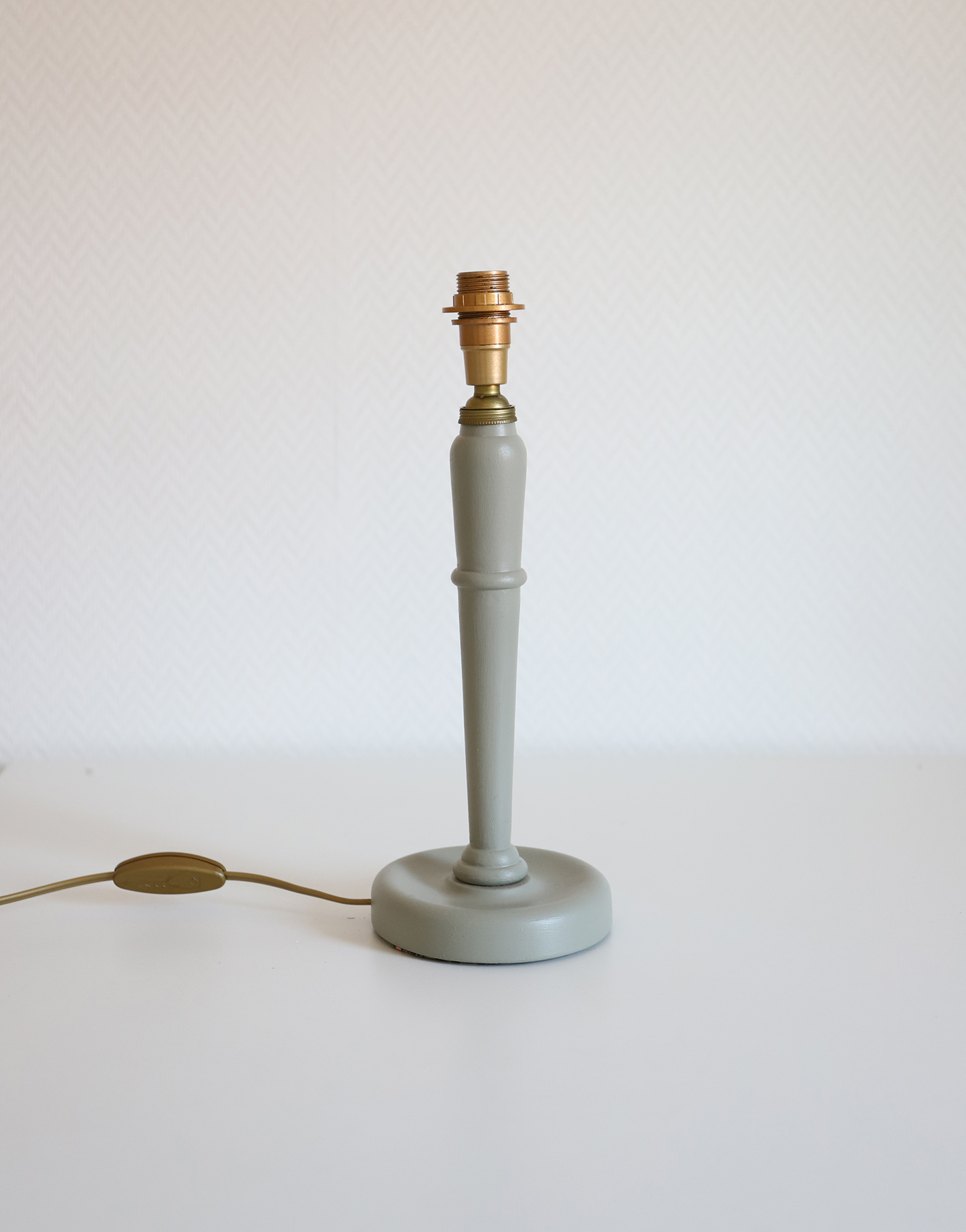 Lampe à poser, pied en bois et abat-jour ancien imprimé