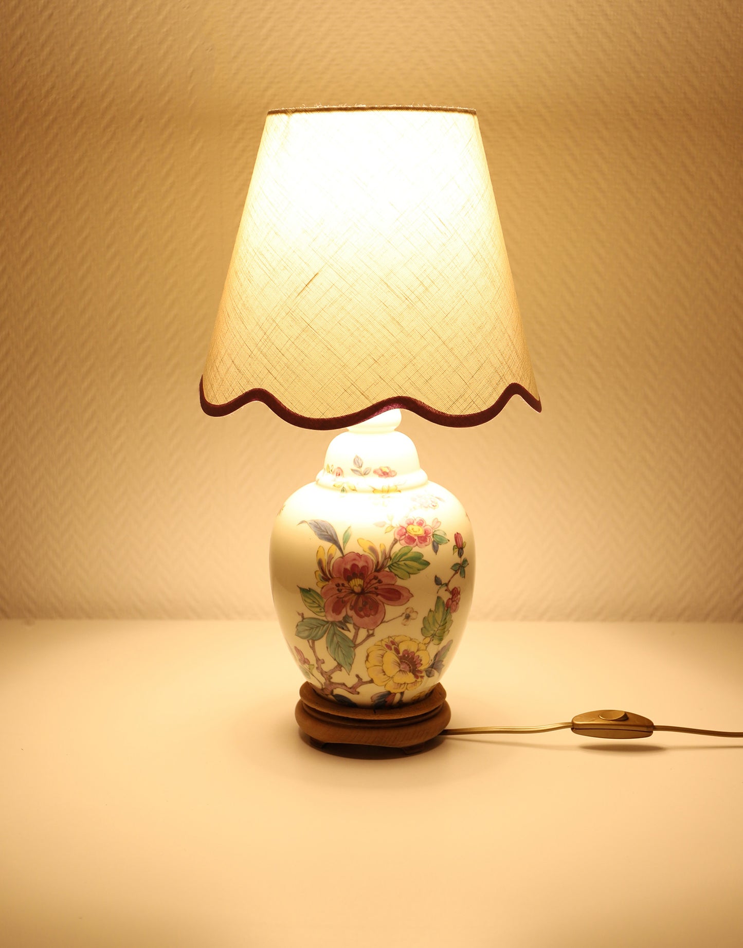 Lampe à poser, pied en céramique et abat-jour bas festonné