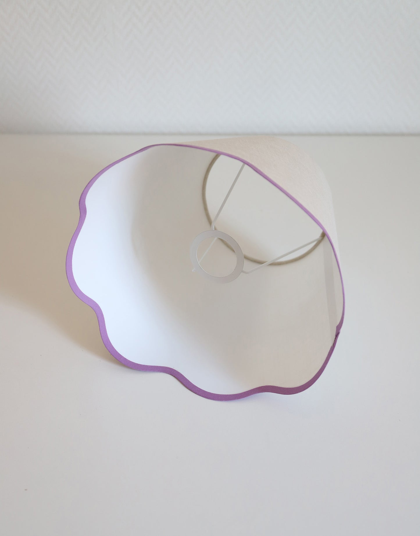 Lampe à poser, pied en céramique et abat-jour bas festonné