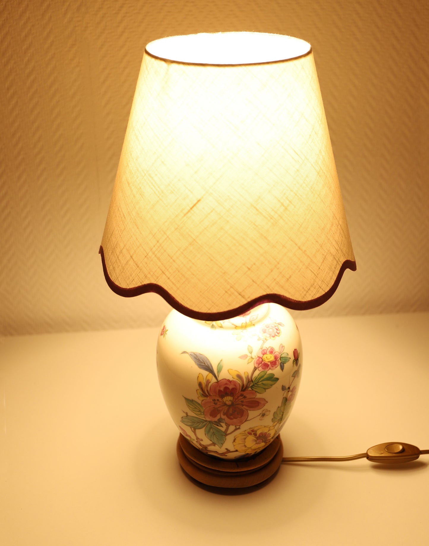 Lampe à poser, pied en céramique et abat-jour bas festonné