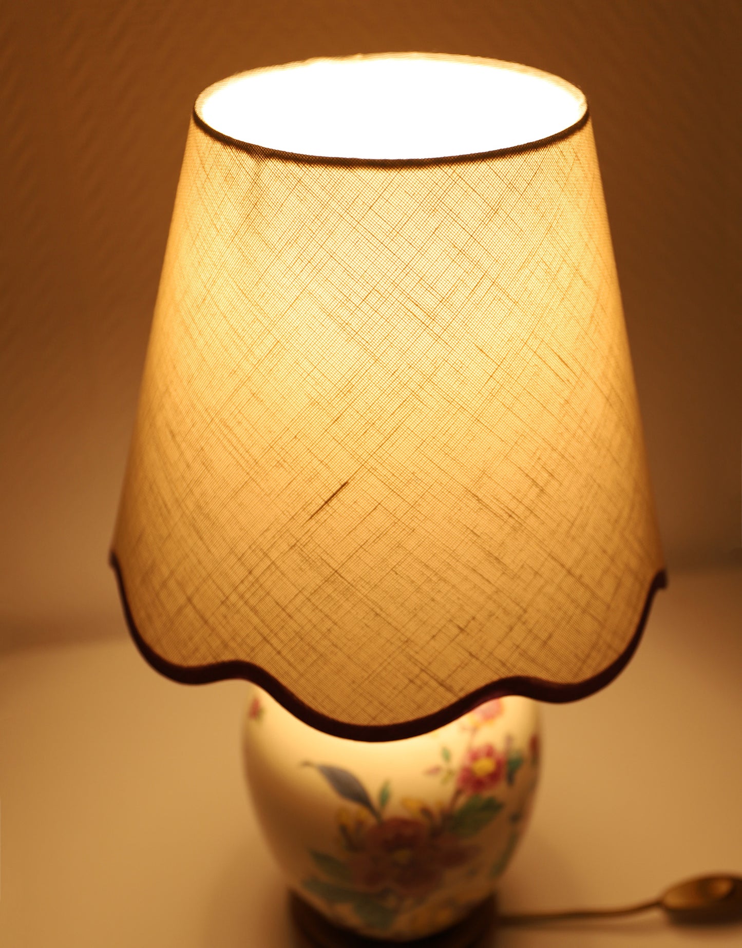 Lampe à poser, pied en céramique et abat-jour bas festonné