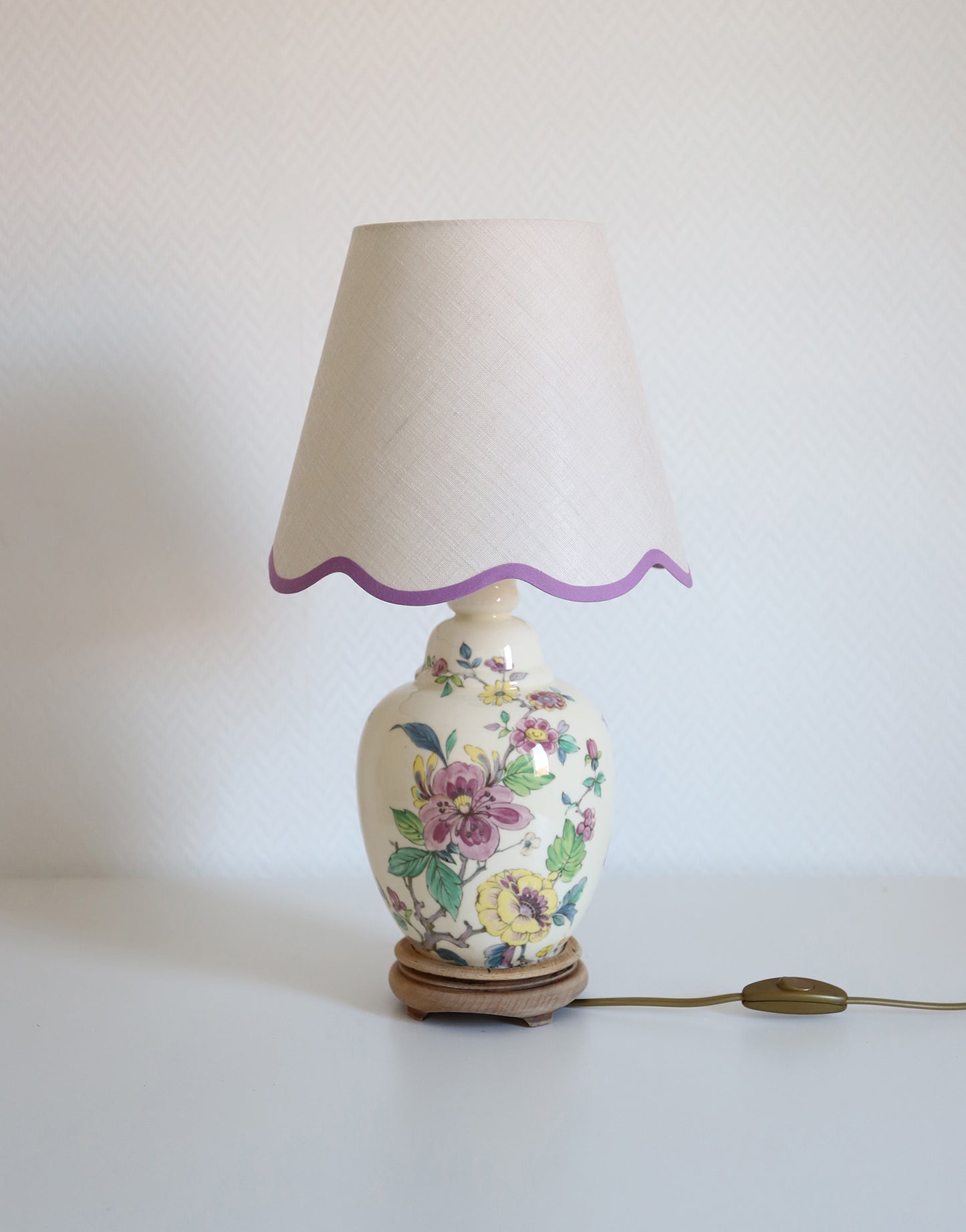 Lampe à poser, pied en céramique et abat-jour bas festonné