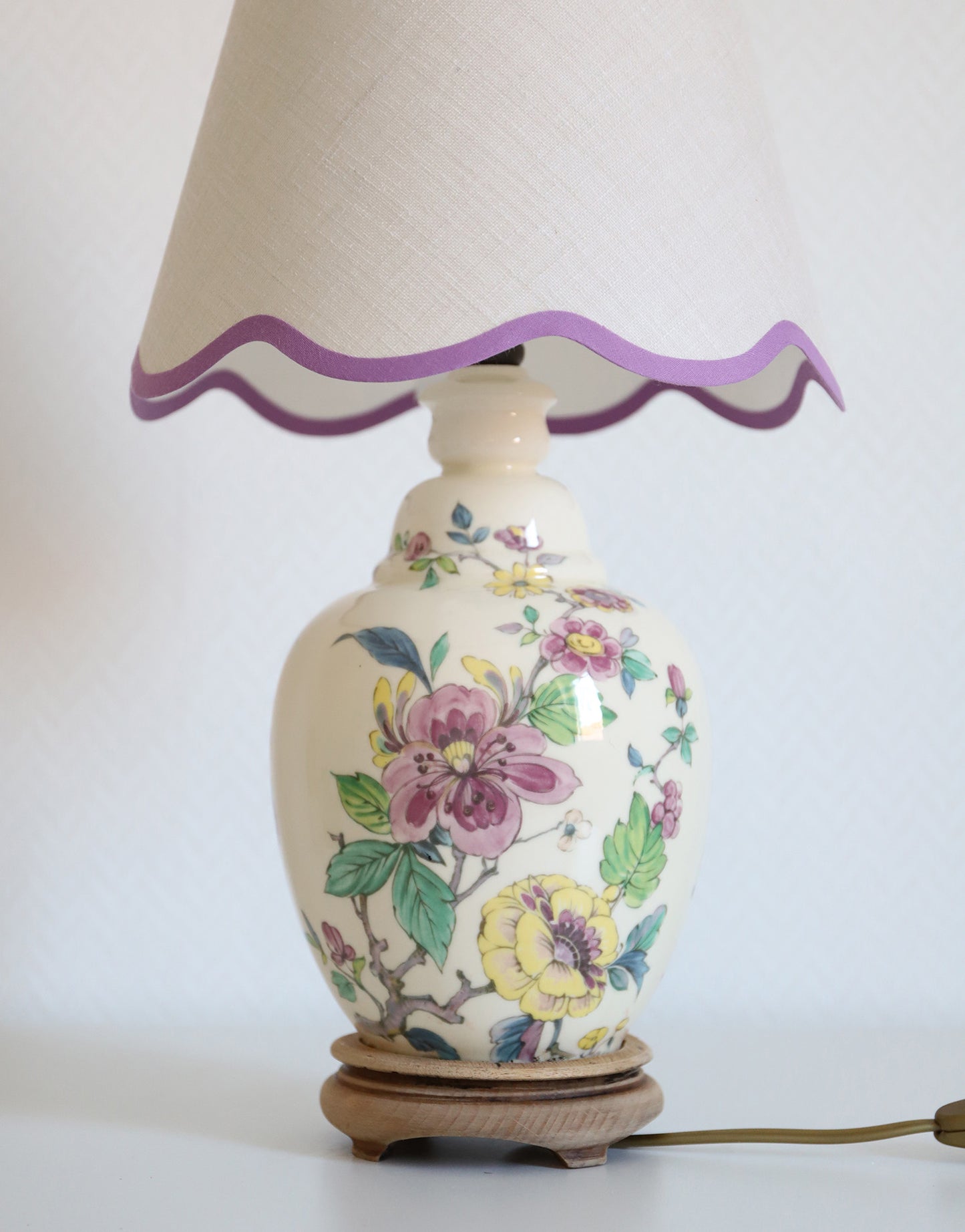 Lampe à poser, pied en céramique et abat-jour bas festonné