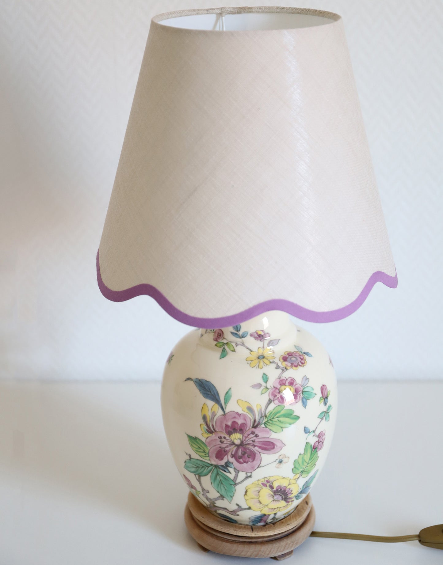 Lampe à poser, pied en céramique et abat-jour bas festonné