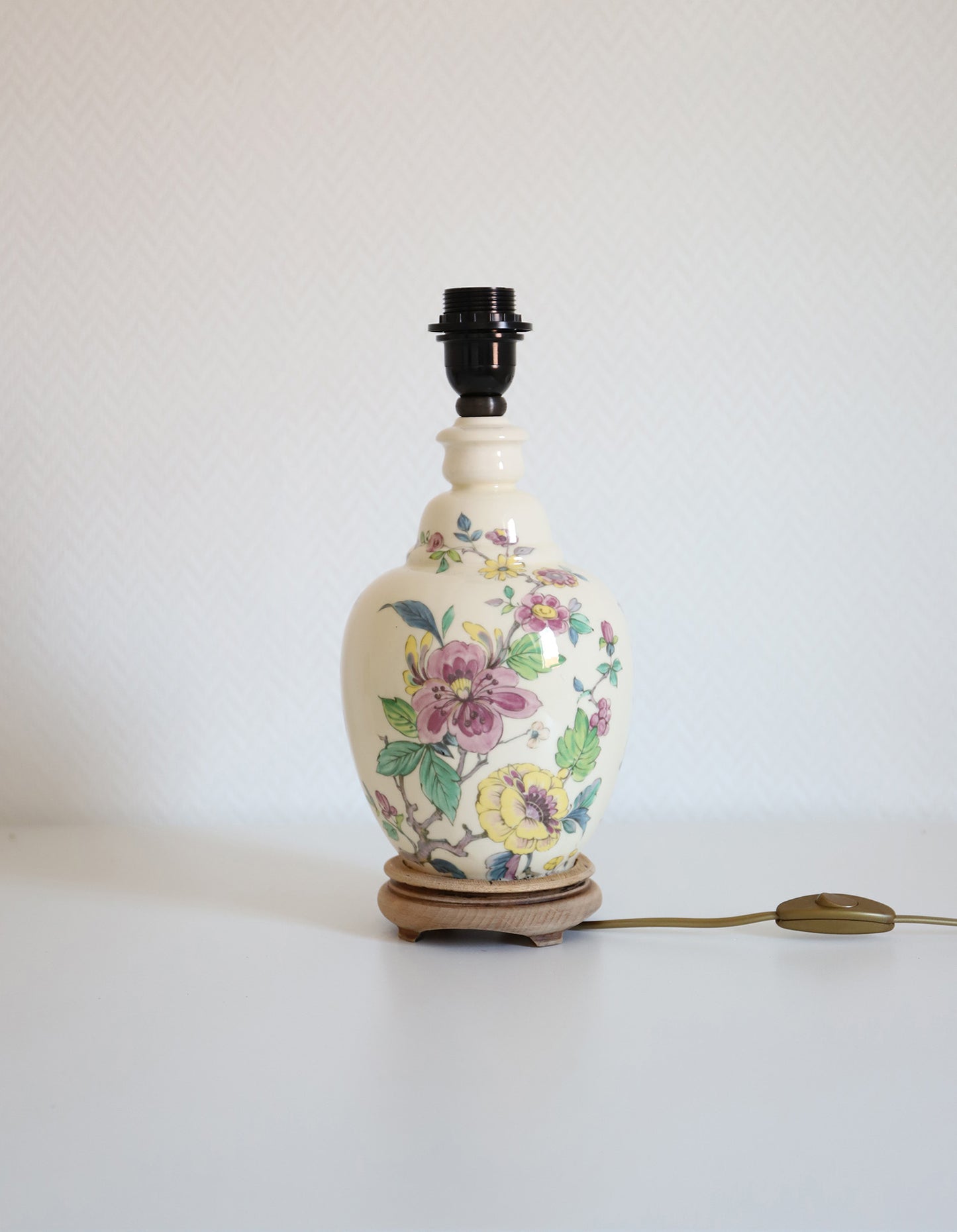 Lampe à poser, pied en céramique et abat-jour bas festonné
