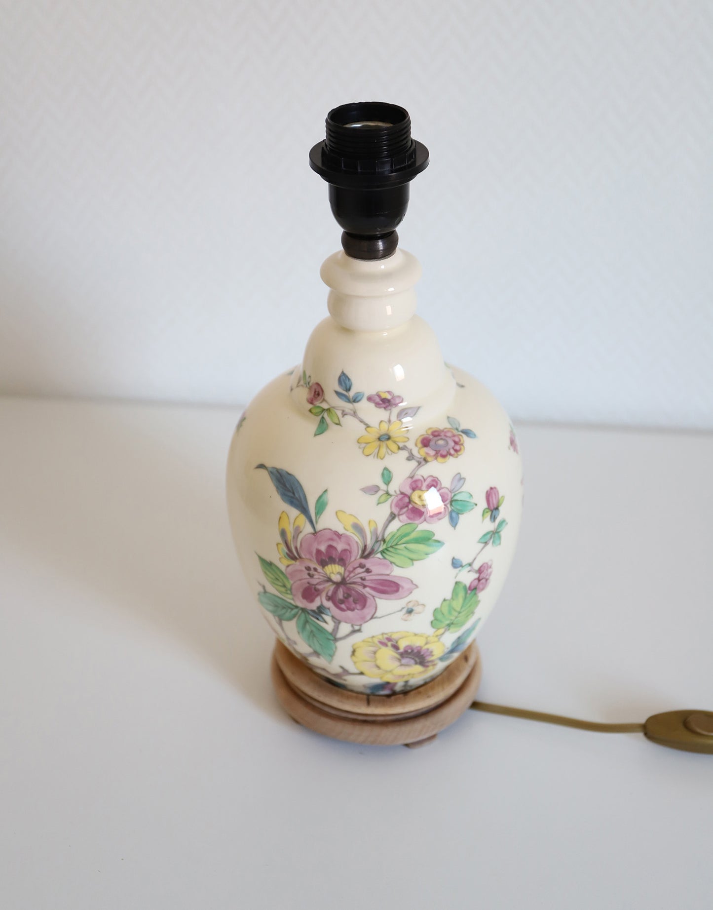 Lampe à poser, pied en céramique et abat-jour bas festonné