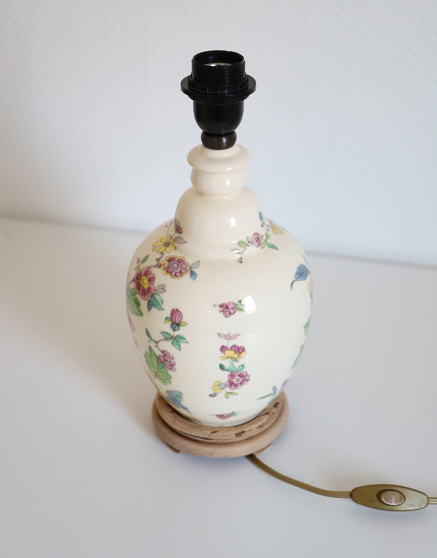 Lampe à poser, pied en céramique et abat-jour bas festonné