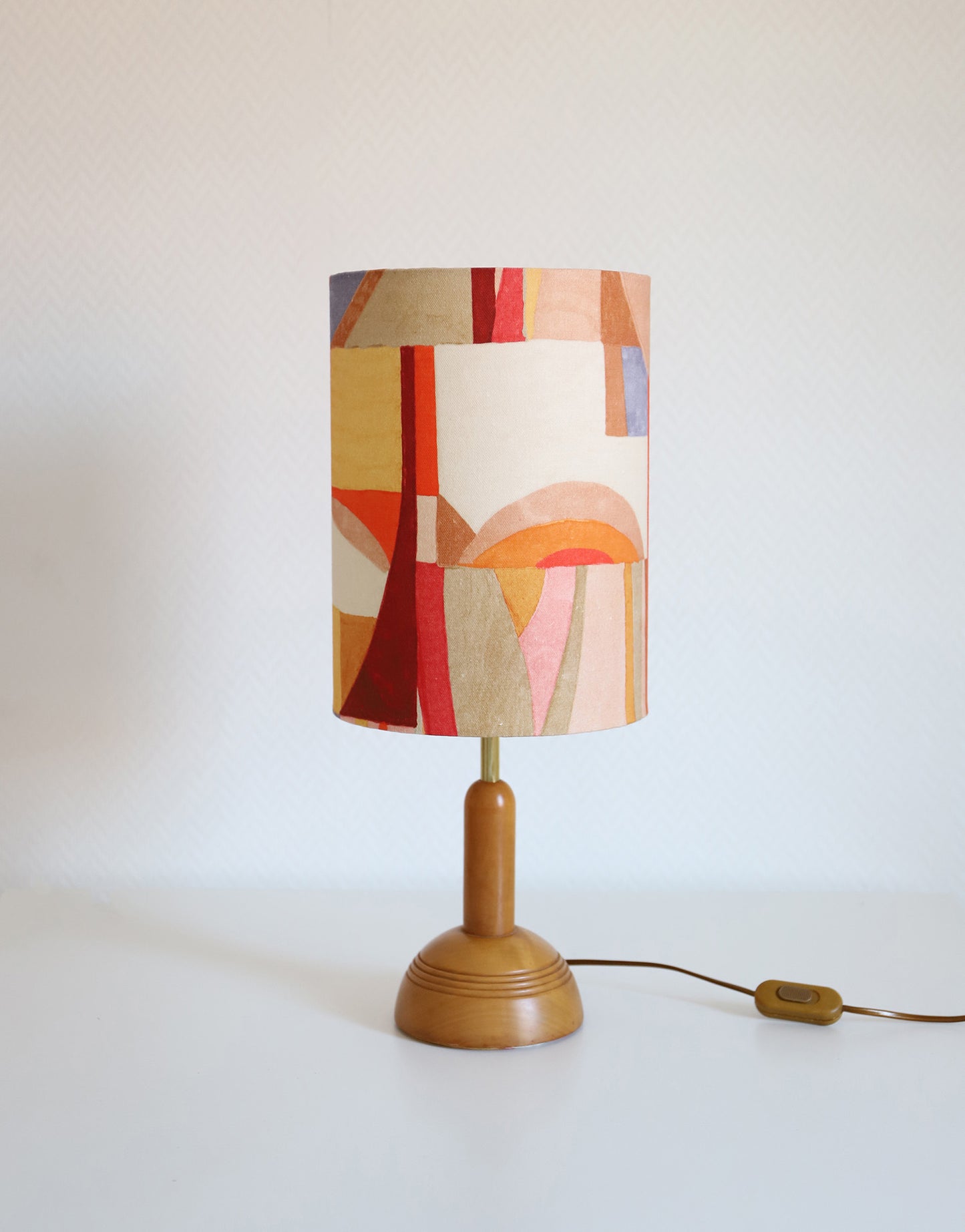Lampe à poser, pied en bois et abat-jour bas imprimé