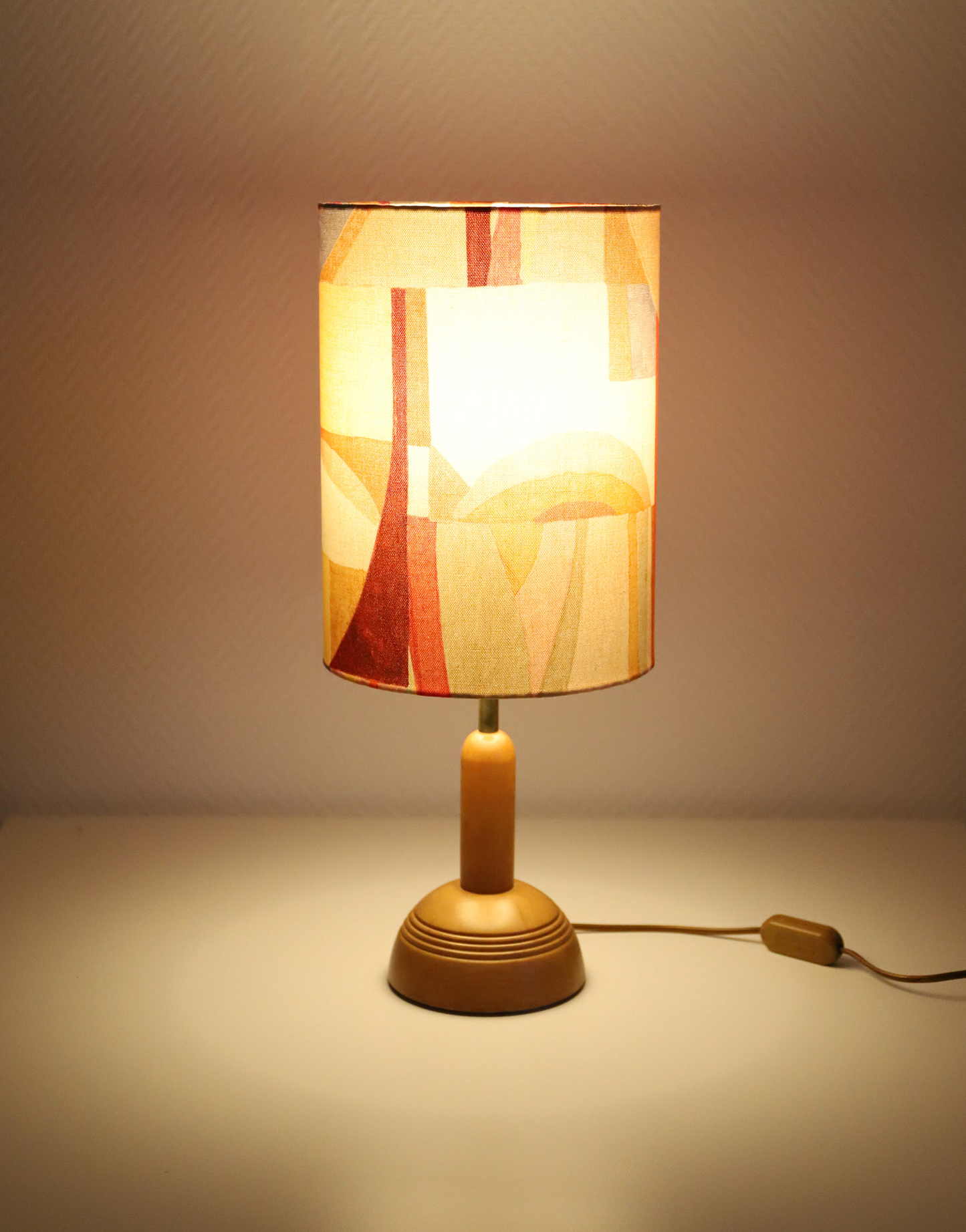 Lampe à poser, pied en bois et abat-jour bas imprimé