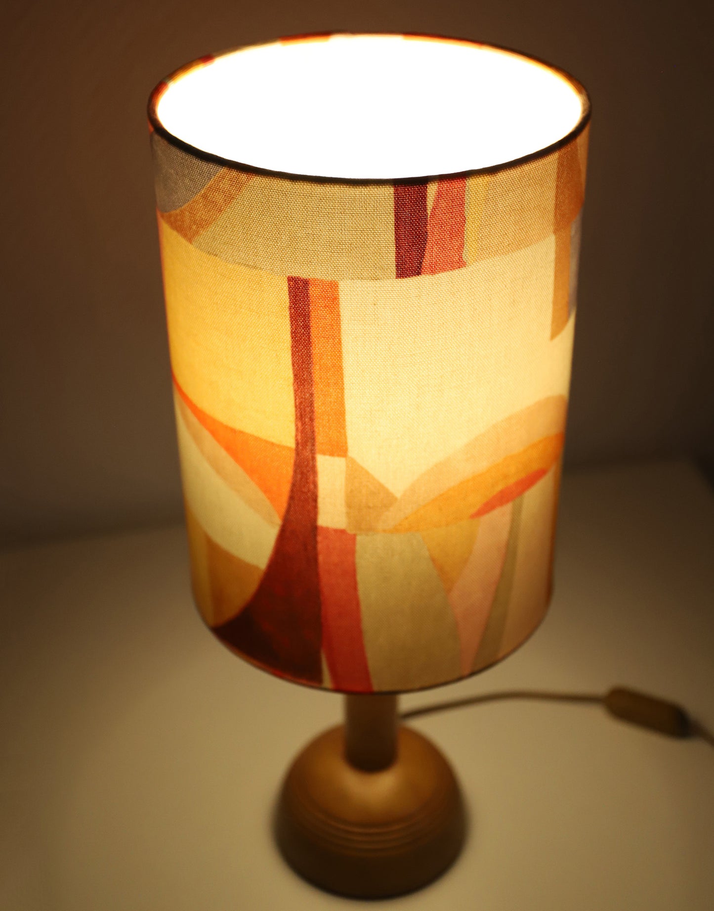 Lampe à poser, pied en bois et abat-jour bas imprimé