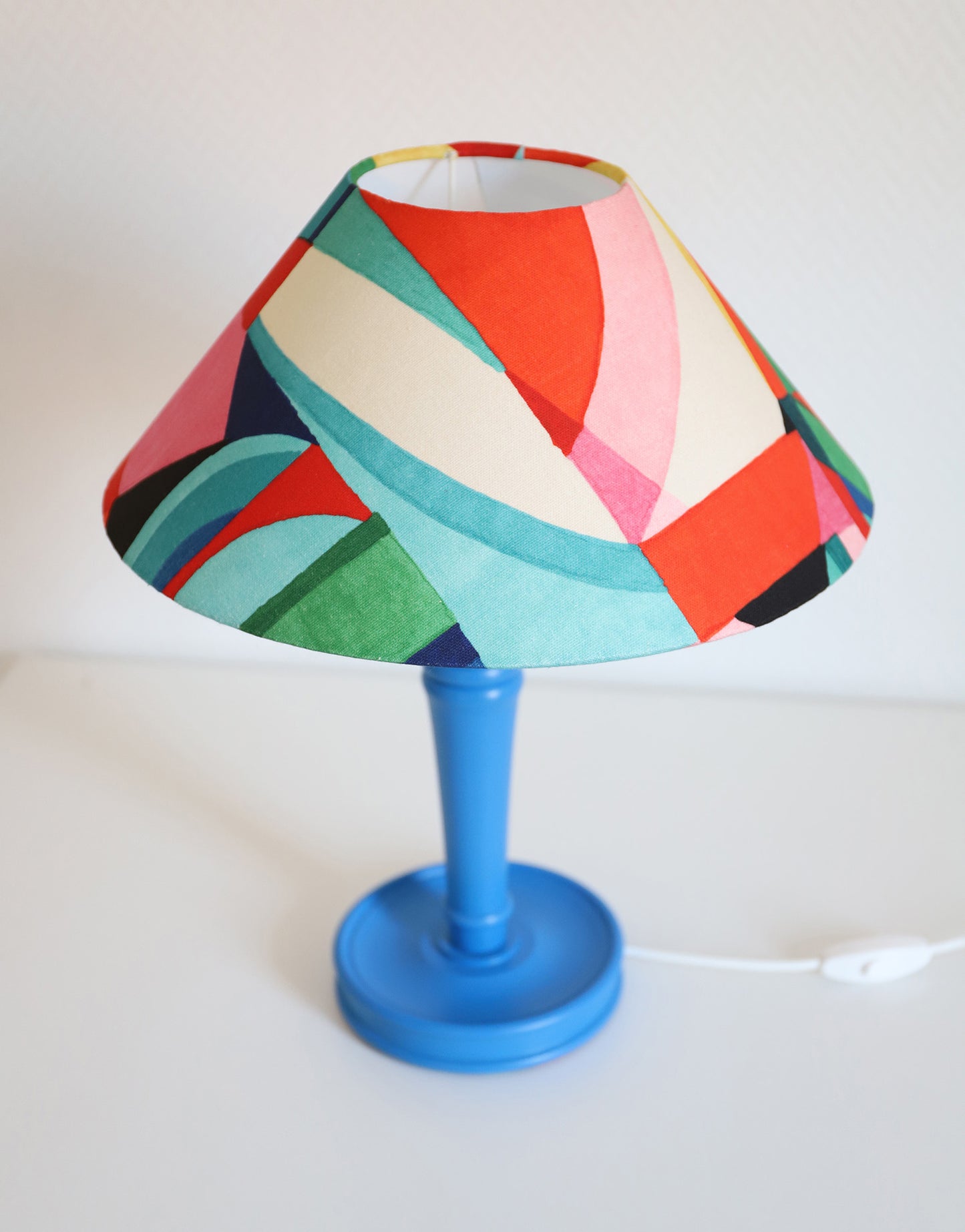 Lampe à poser, pied en bois bleu et abat-jour imprimé multicolore