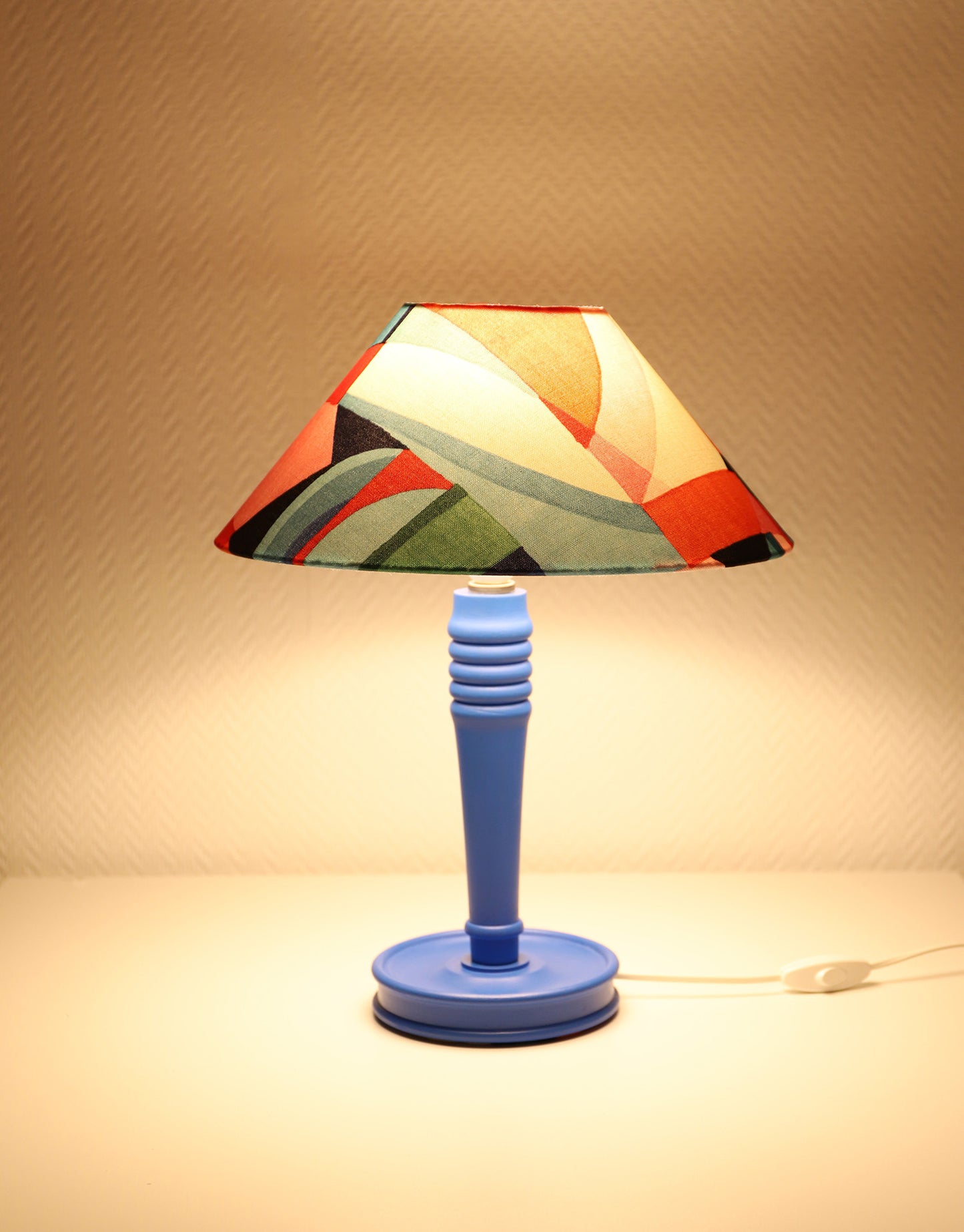 Lampe à poser, pied en bois bleu et abat-jour imprimé multicolore
