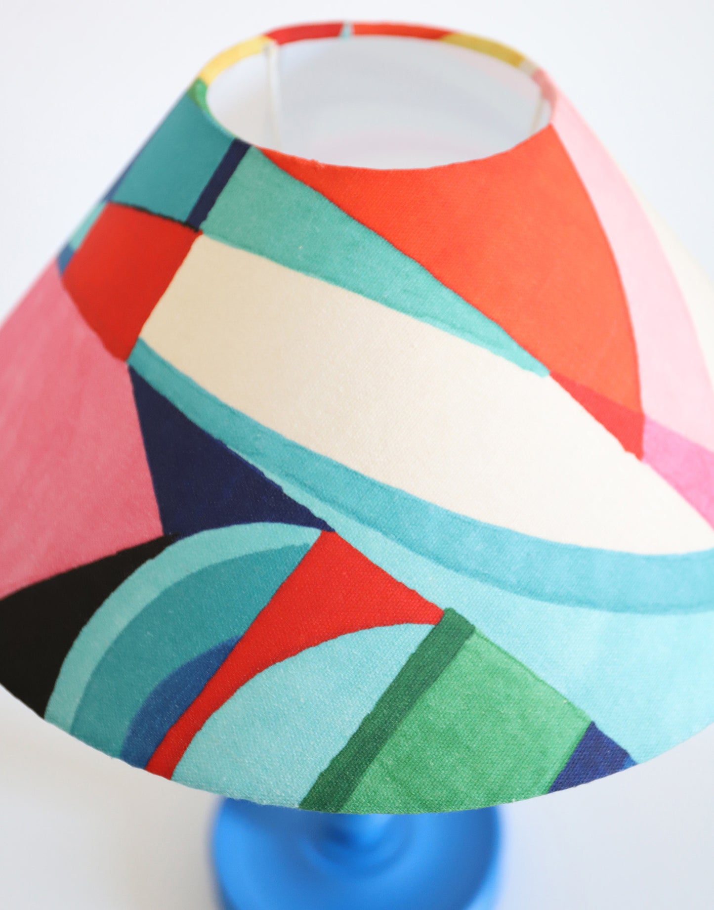 Lampe à poser, pied en bois bleu et abat-jour imprimé multicolore