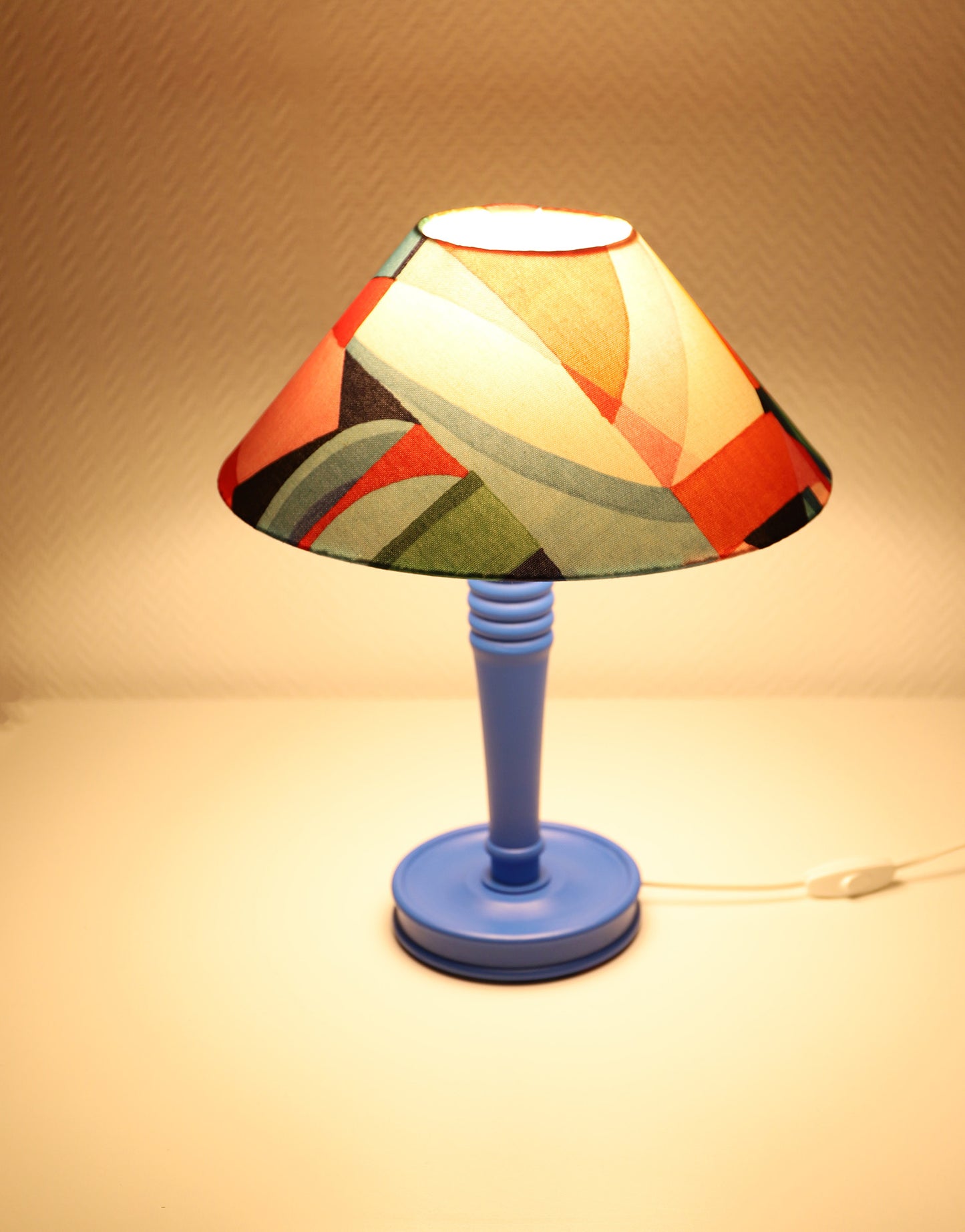 Lampe à poser, pied en bois bleu et abat-jour imprimé multicolore